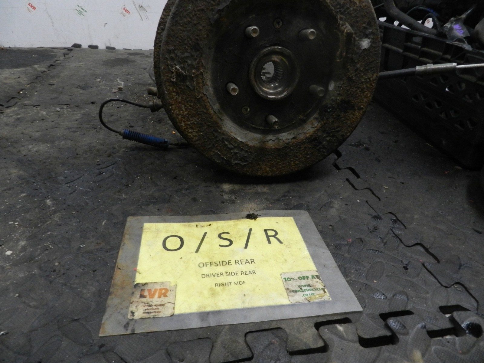 182. 2004 LANDROVER FREELANDER 1 L314. DRIVER SIDE REAR WHEEL HUB STUB AXLE