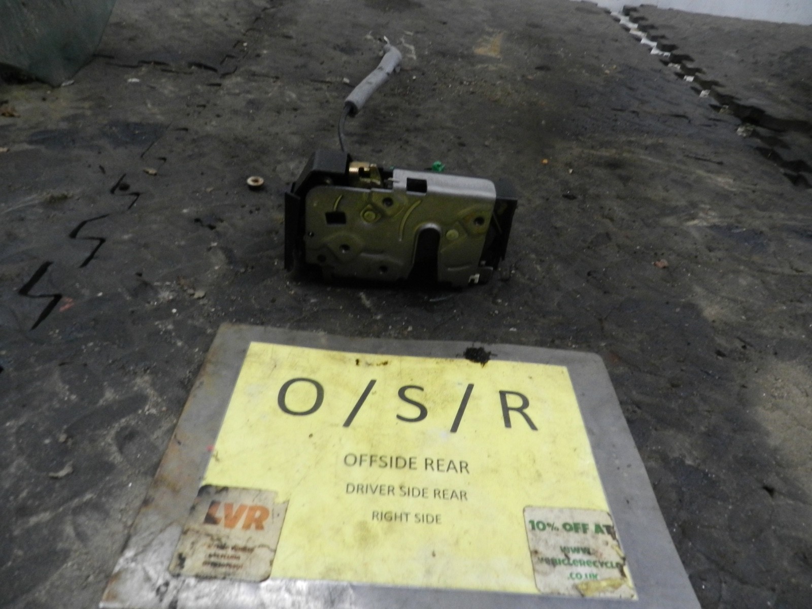 182. 2004 LANDROVER FREELANDER 1 L314. DRIVER SIDE REAR DOOR LOCK