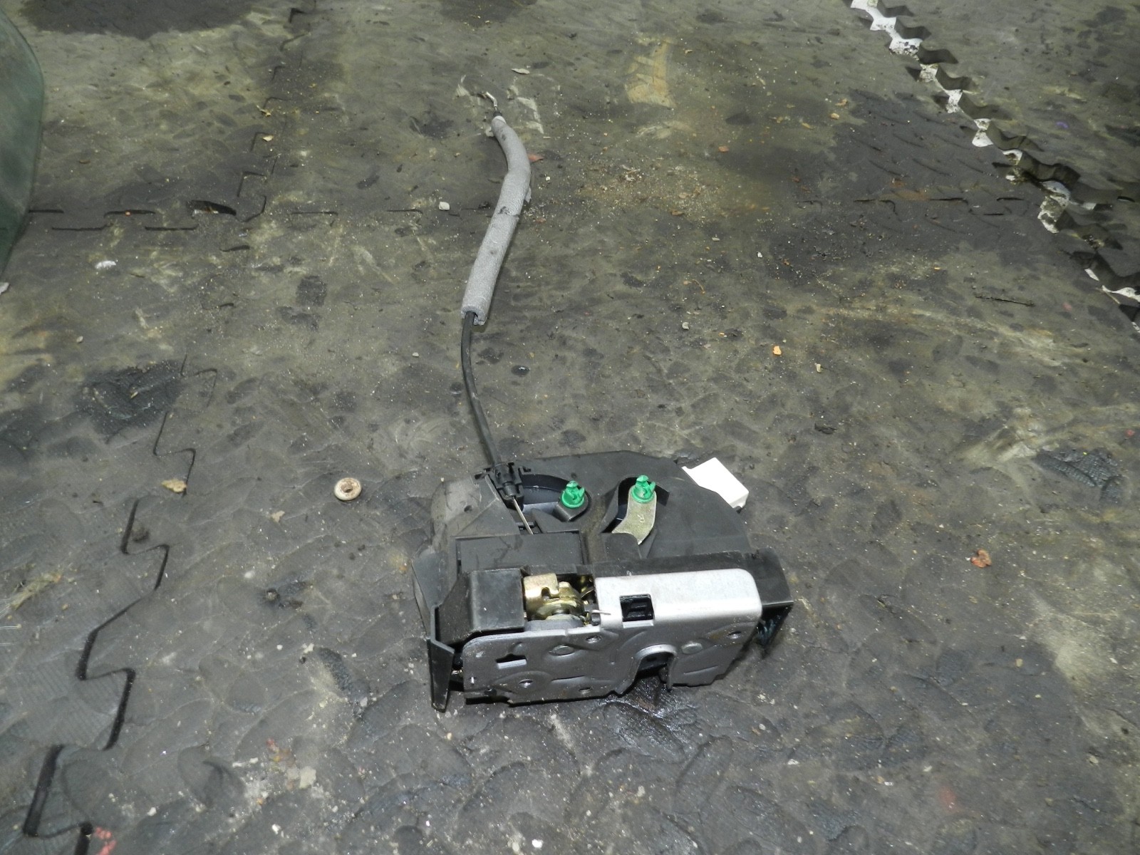 182. 2004 LANDROVER FREELANDER 1 L314. DRIVER SIDE REAR DOOR LOCK - Image 2