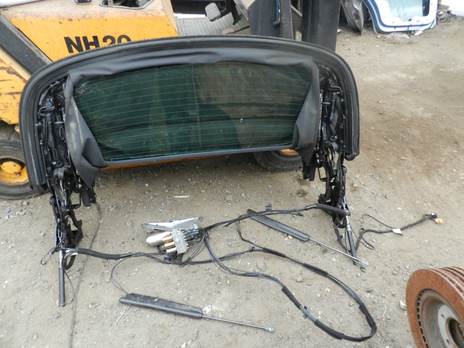 183. 2006 AUDI A4 CONVERTIBLE B7. CONVERTIBLE ROOF WITH FRAME + PUMP