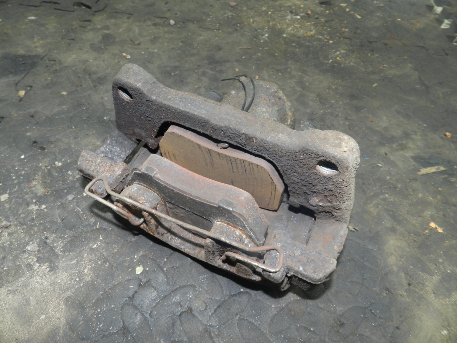 183. 2006 AUDI A4 CONVERTIBLE B7. DRIVER SIDE FRONT BRAKE CALIPER + CARRIER - Image 2