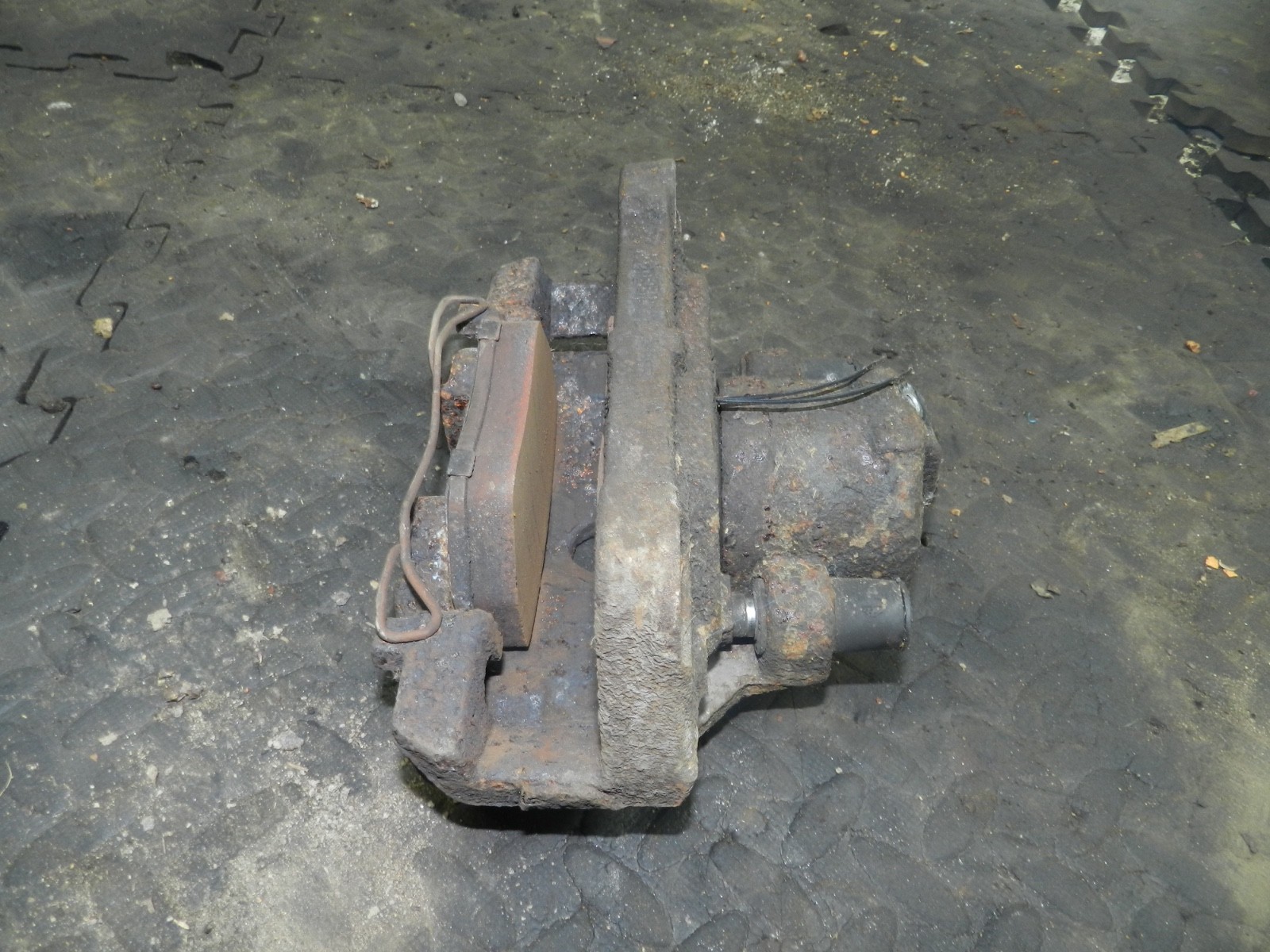 183. 2006 AUDI A4 CONVERTIBLE B7. DRIVER SIDE FRONT BRAKE CALIPER + CARRIER - Image 3