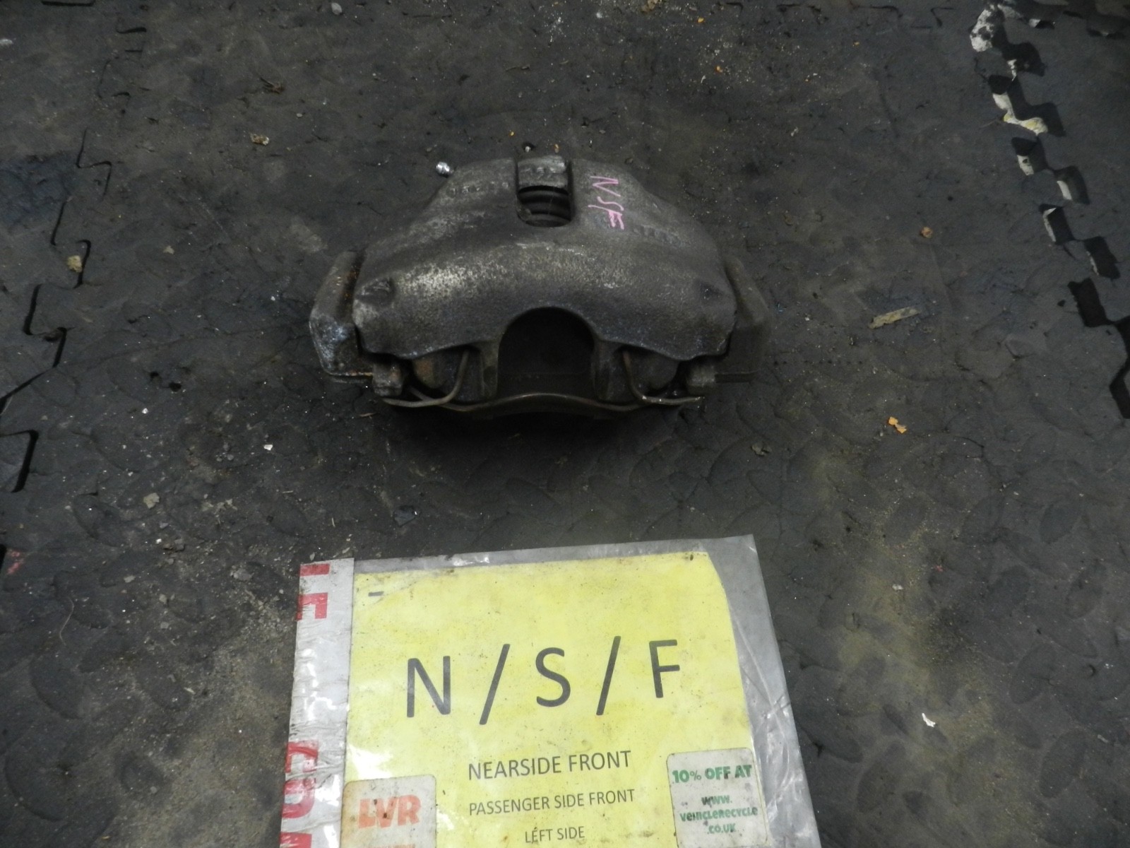 183. 2006 AUDI A4 CONVERTIBLE B7. PASSENGER SIDE FRONT BRAKE CALIPER + CARRIER - Image 2