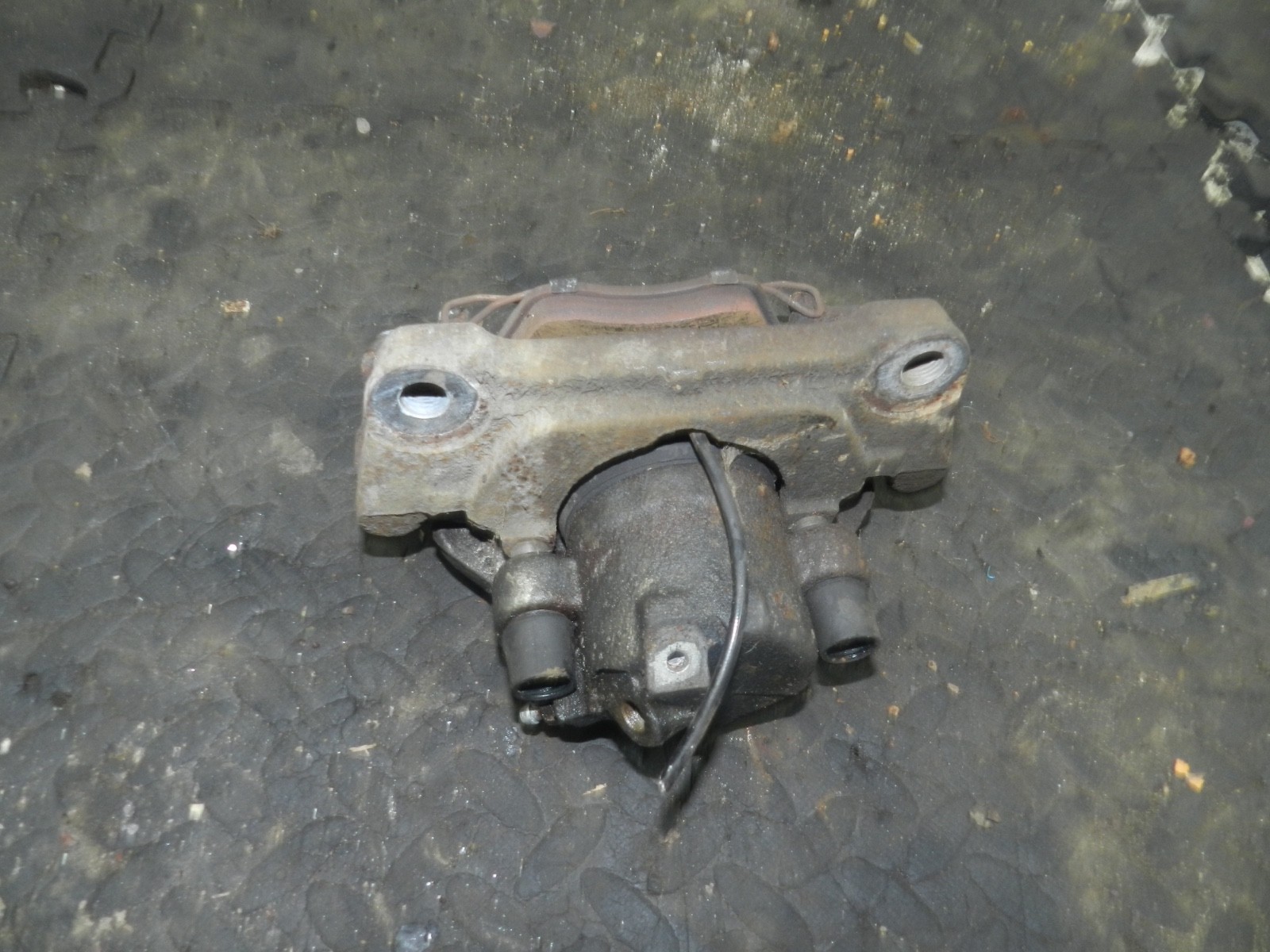 183. 2006 AUDI A4 CONVERTIBLE B7. PASSENGER SIDE FRONT BRAKE CALIPER + CARRIER - Image 3