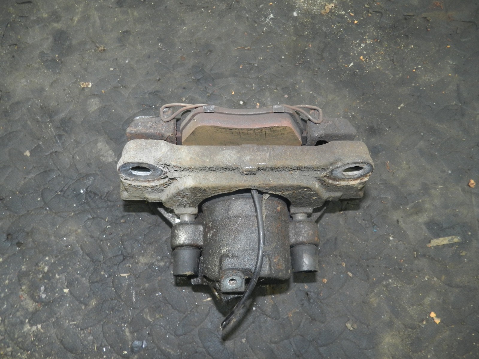 183. 2006 AUDI A4 CONVERTIBLE B7. PASSENGER SIDE FRONT BRAKE CALIPER + CARRIER - Image 4