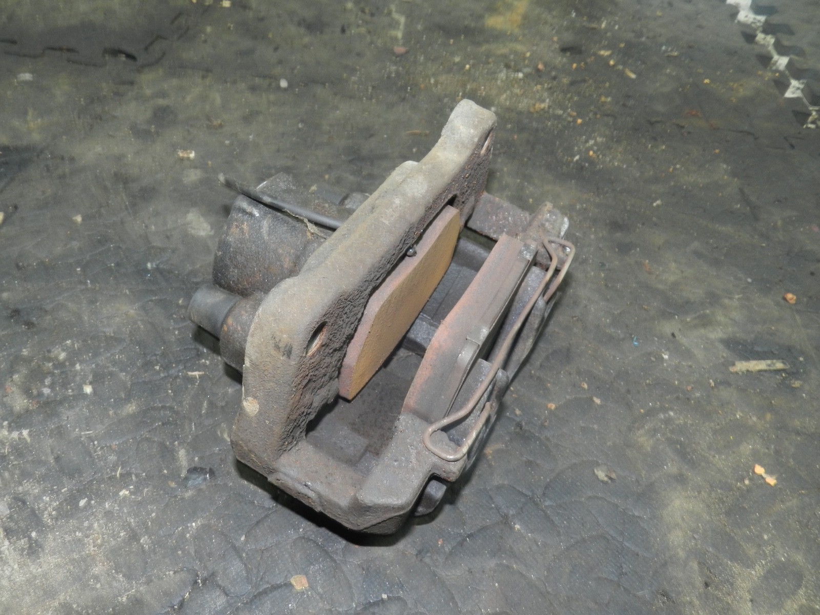 183. 2006 AUDI A4 CONVERTIBLE B7. PASSENGER SIDE FRONT BRAKE CALIPER + CARRIER - Image 5