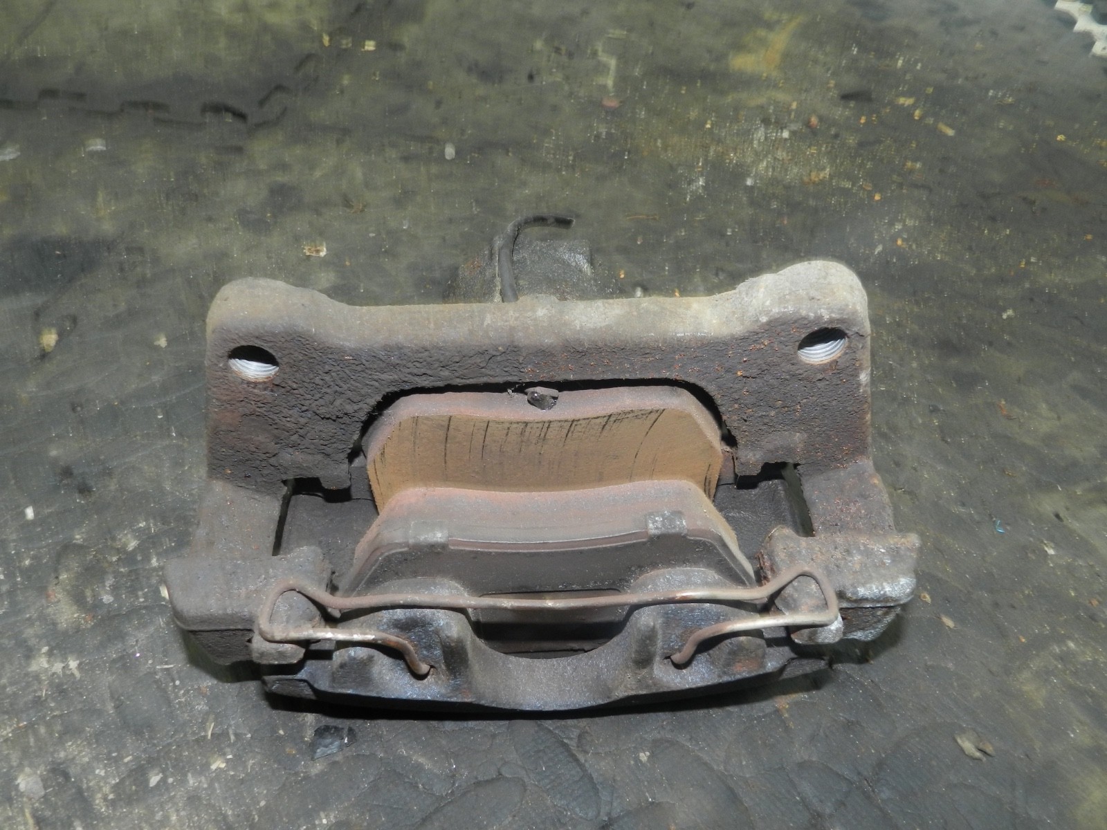 183. 2006 AUDI A4 CONVERTIBLE B7. PASSENGER SIDE FRONT BRAKE CALIPER + CARRIER - Image 6