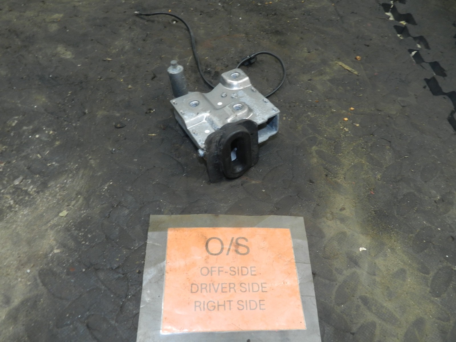 183. 2006 AUDI A4 CONVERTIBLE B7. DRIVER SIDE ROOF LATCH