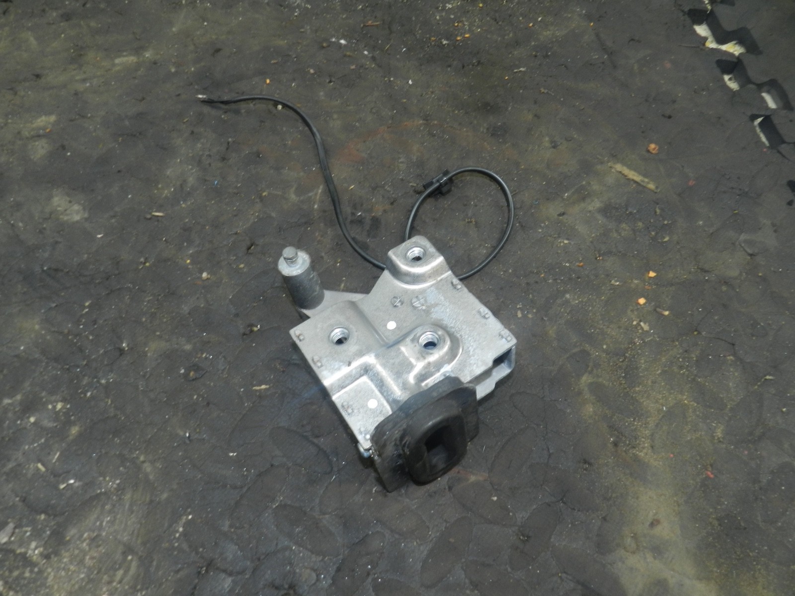 183. 2006 AUDI A4 CONVERTIBLE B7. DRIVER SIDE ROOF LATCH - Image 2