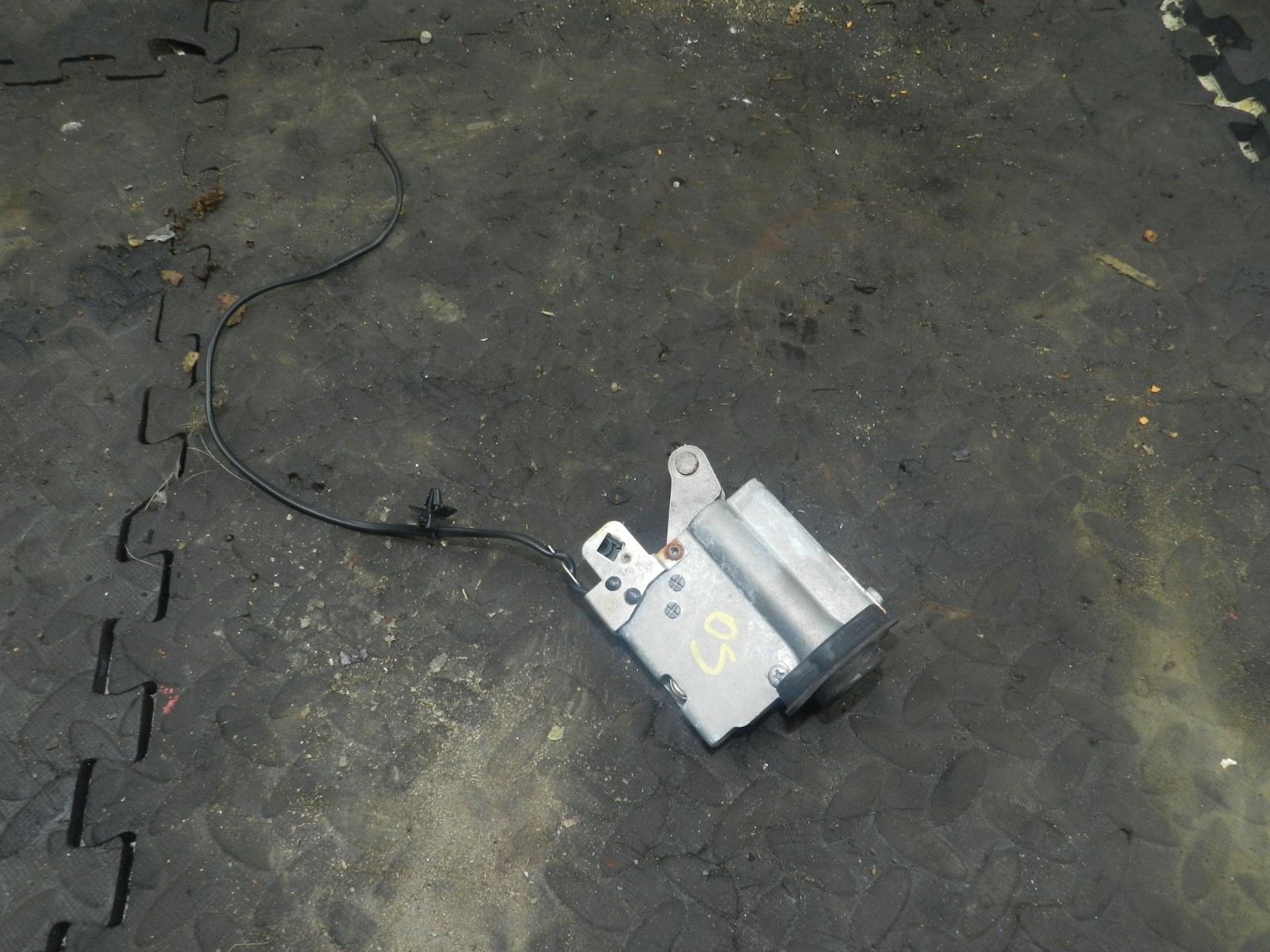 183. 2006 AUDI A4 CONVERTIBLE B7. DRIVER SIDE ROOF LATCH - Image 3