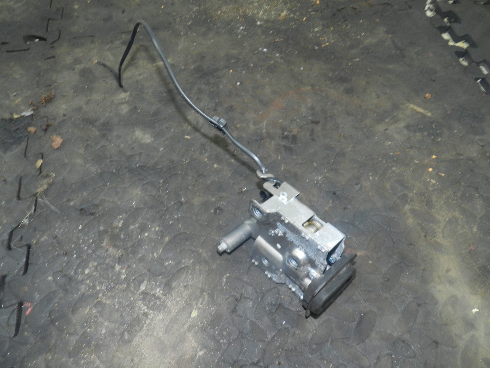 183. 2006 AUDI A4 CONVERTIBLE B7. DRIVER SIDE ROOF LATCH - Image 4
