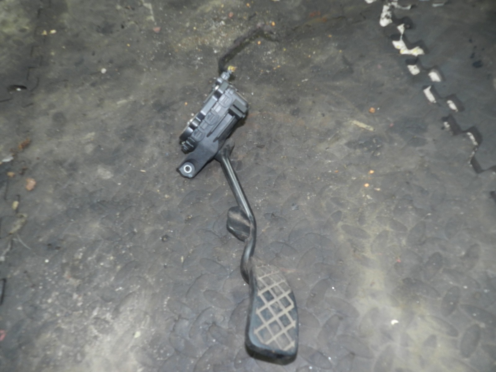 183. 2006 AUDI A4 CONVERTIBLE B7. ACCELERATOR PEDAL