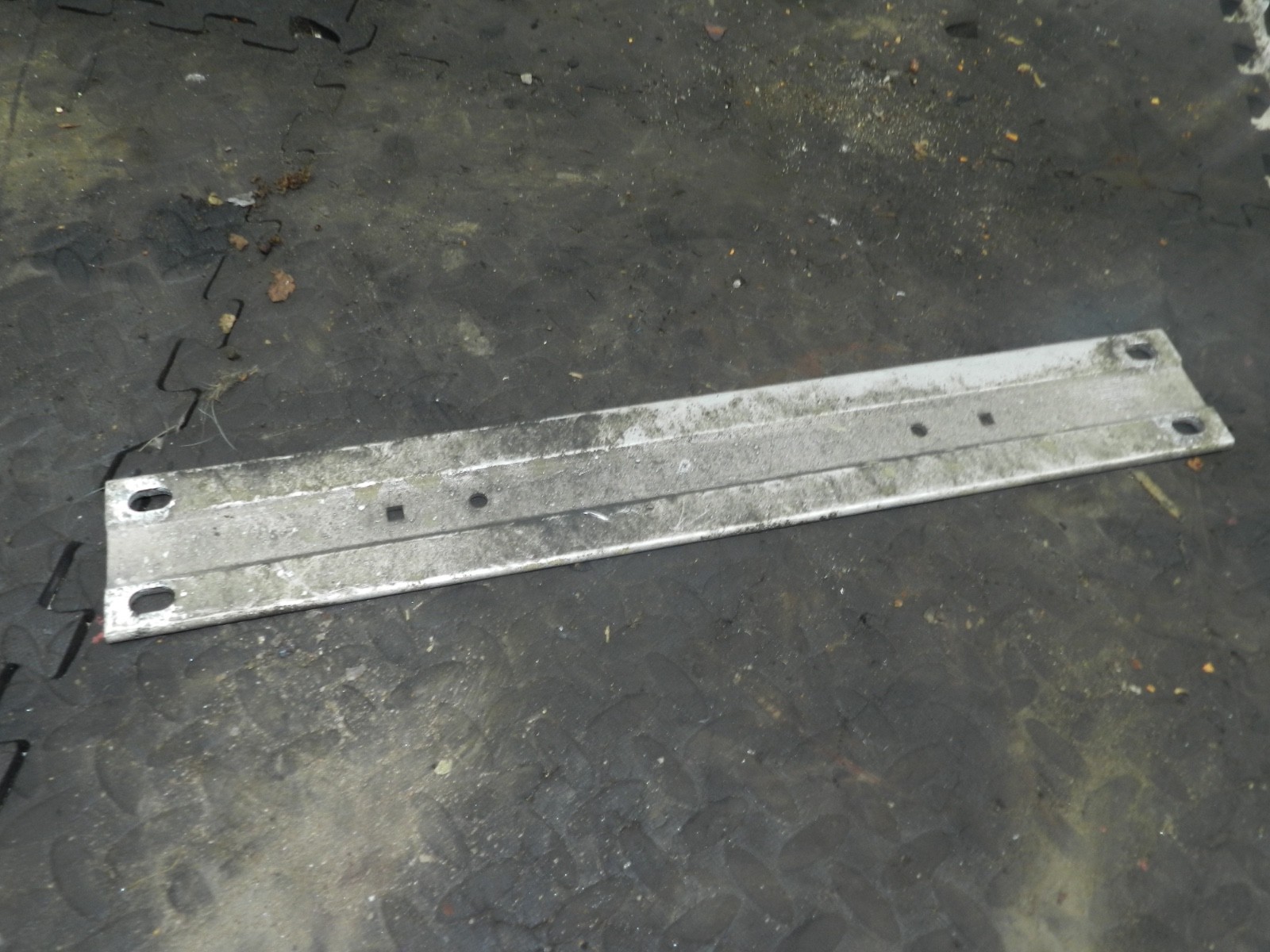 183. 2006 AUDI A4 CONVERTIBLE B7. UNDER CAR BRACE BAR