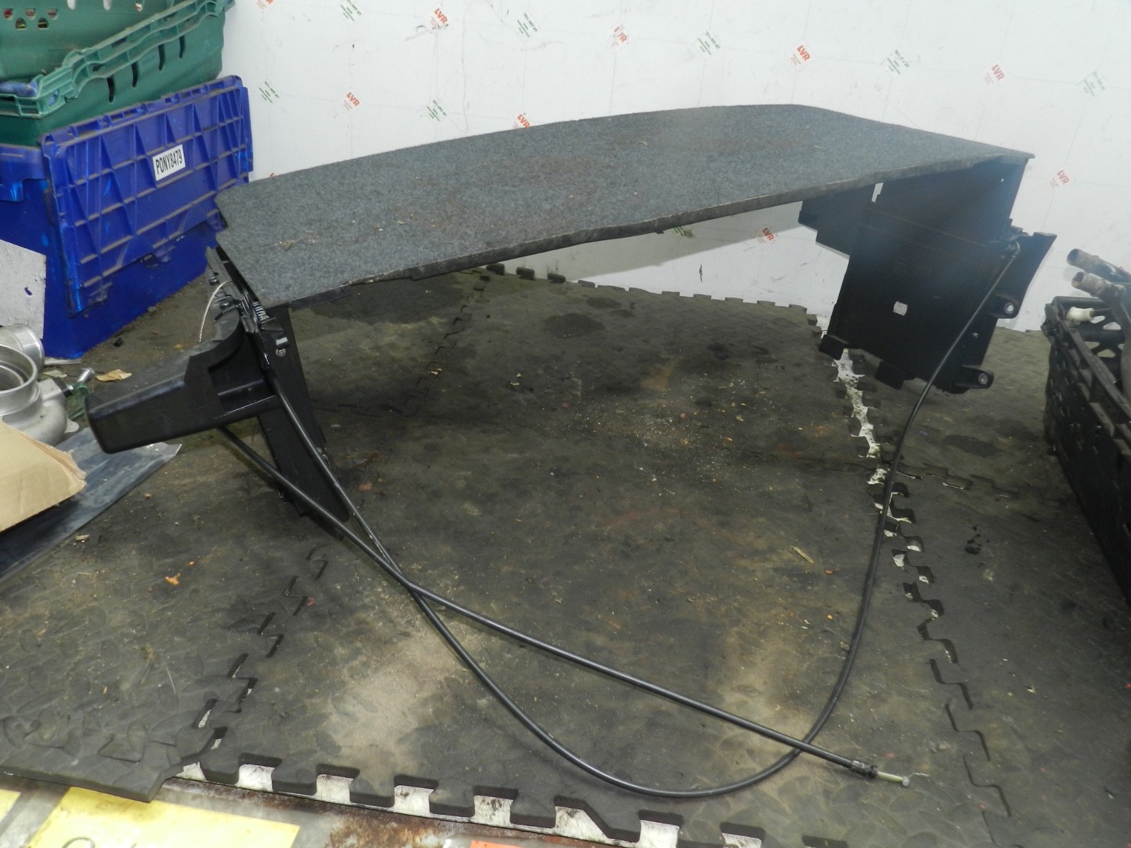 183. 2006 AUDI A4 CONVERTIBLE B7. CONVERTIBLE ROOF BOOT STORAGE FRAME