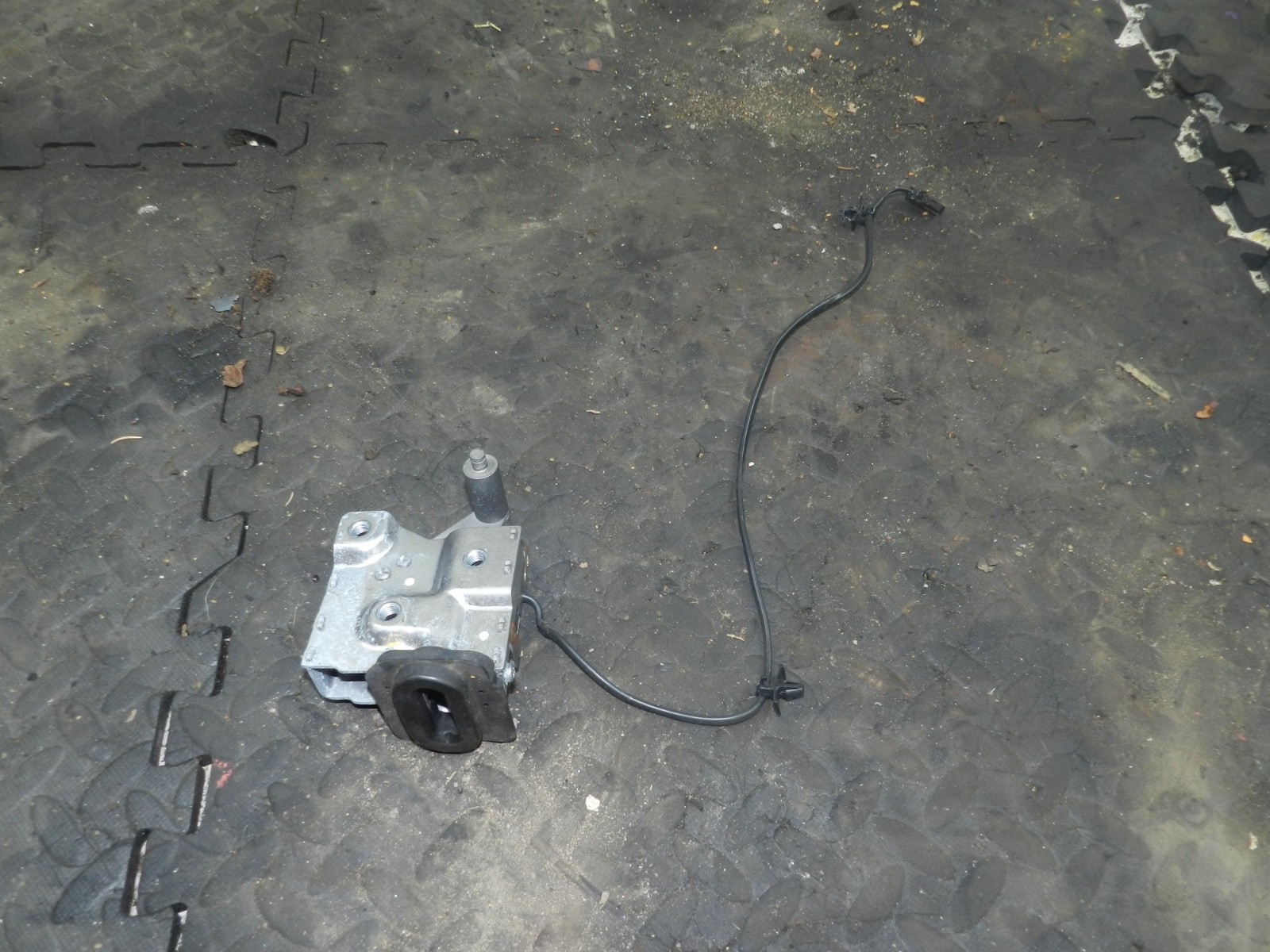 183. 2006 AUDI A4 CONVERTIBLE B7. PASSENGER SIDE ROOF LATCH - Image 2
