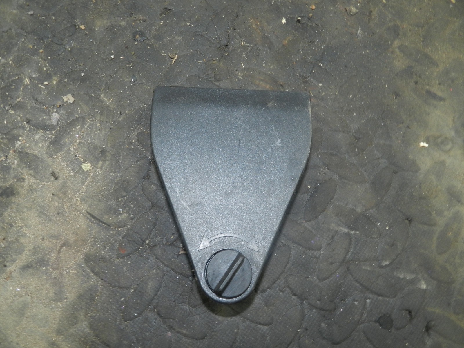 183. 2006 AUDI A4 CONVERTIBLE B7. EMERGENCY TRIANGLE LOCK LATCH