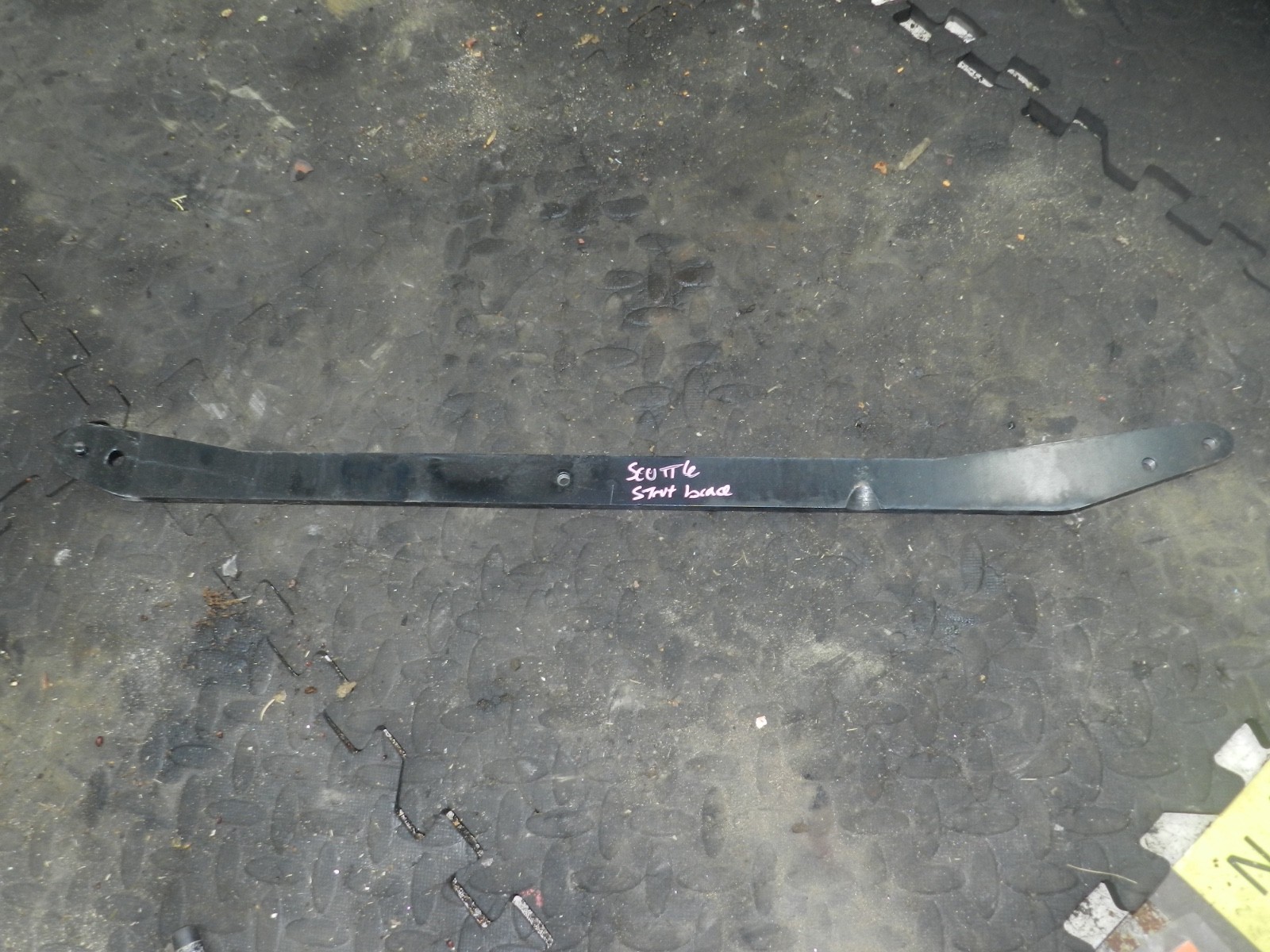 183. 2006 AUDI A4 CONVERTIBLE B7. SCUTTLE STRUT BASE