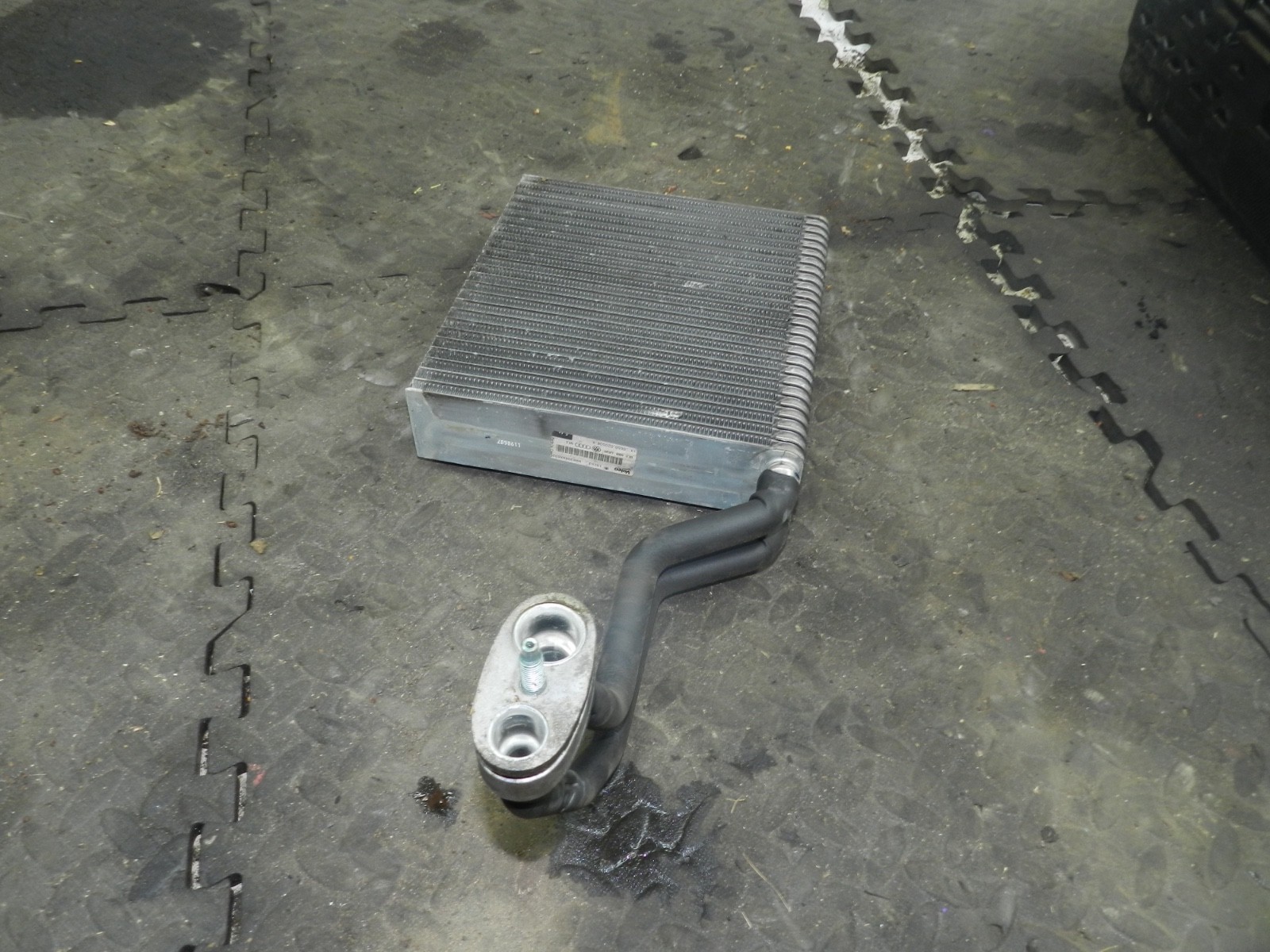 183. 2006 AUDI A4 CONVERTIBLE B7. AIR CON RADIATOR MATRIX CORE