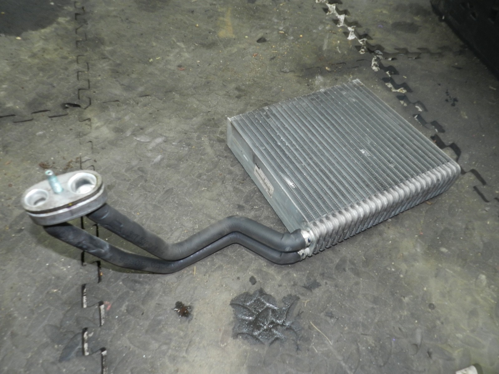 183. 2006 AUDI A4 CONVERTIBLE B7. AIR CON RADIATOR MATRIX CORE - Image 2