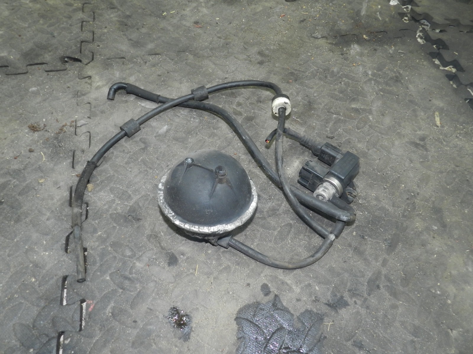 183. 2006 AUDI A4 CONVERTIBLE B7. VACUUM PUMP + CANISTER