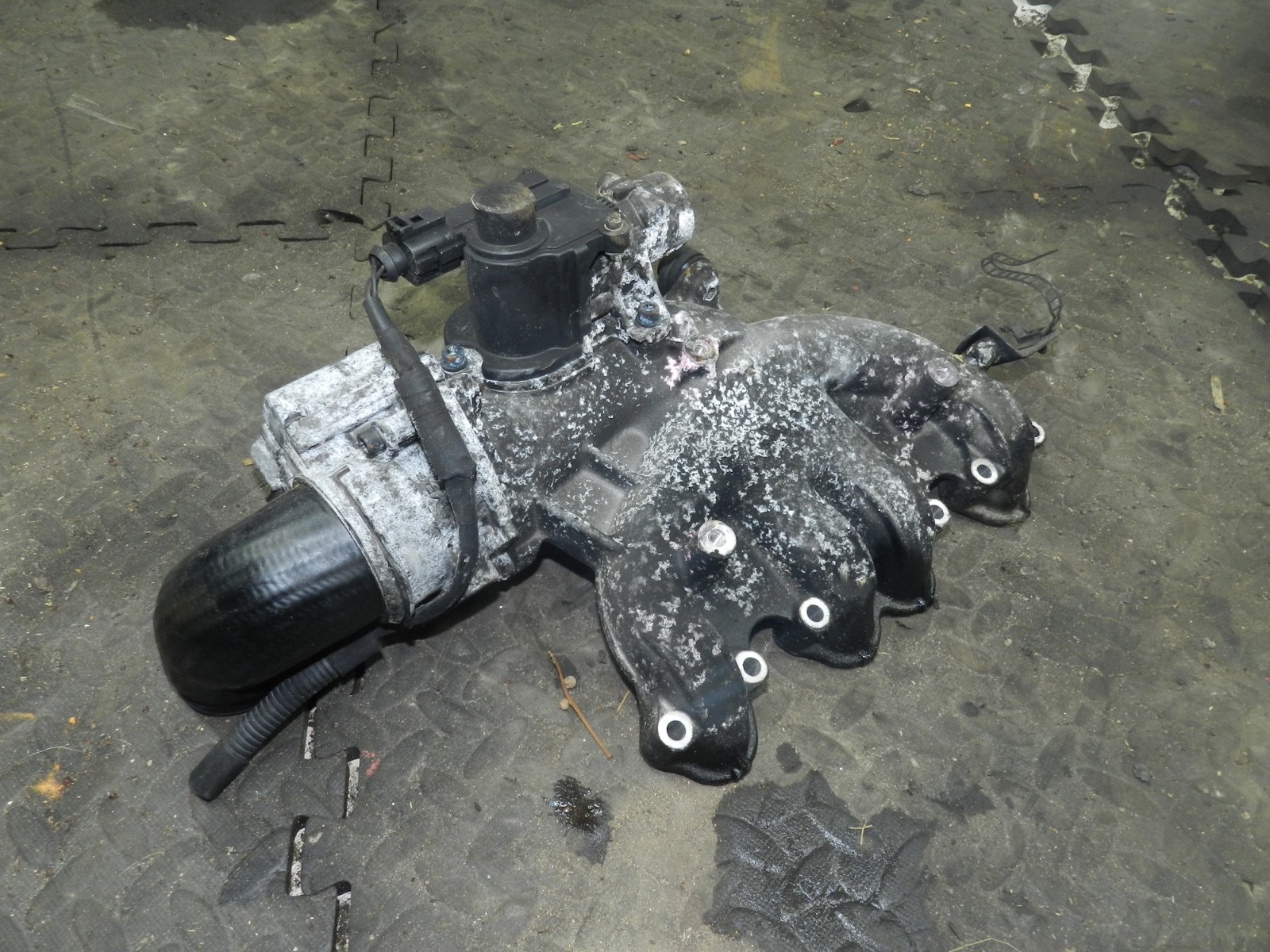 183. 2006 AUDI A4 CONVERTIBLE B7. INTAKE MANIFOLD + THROTTLE BODY