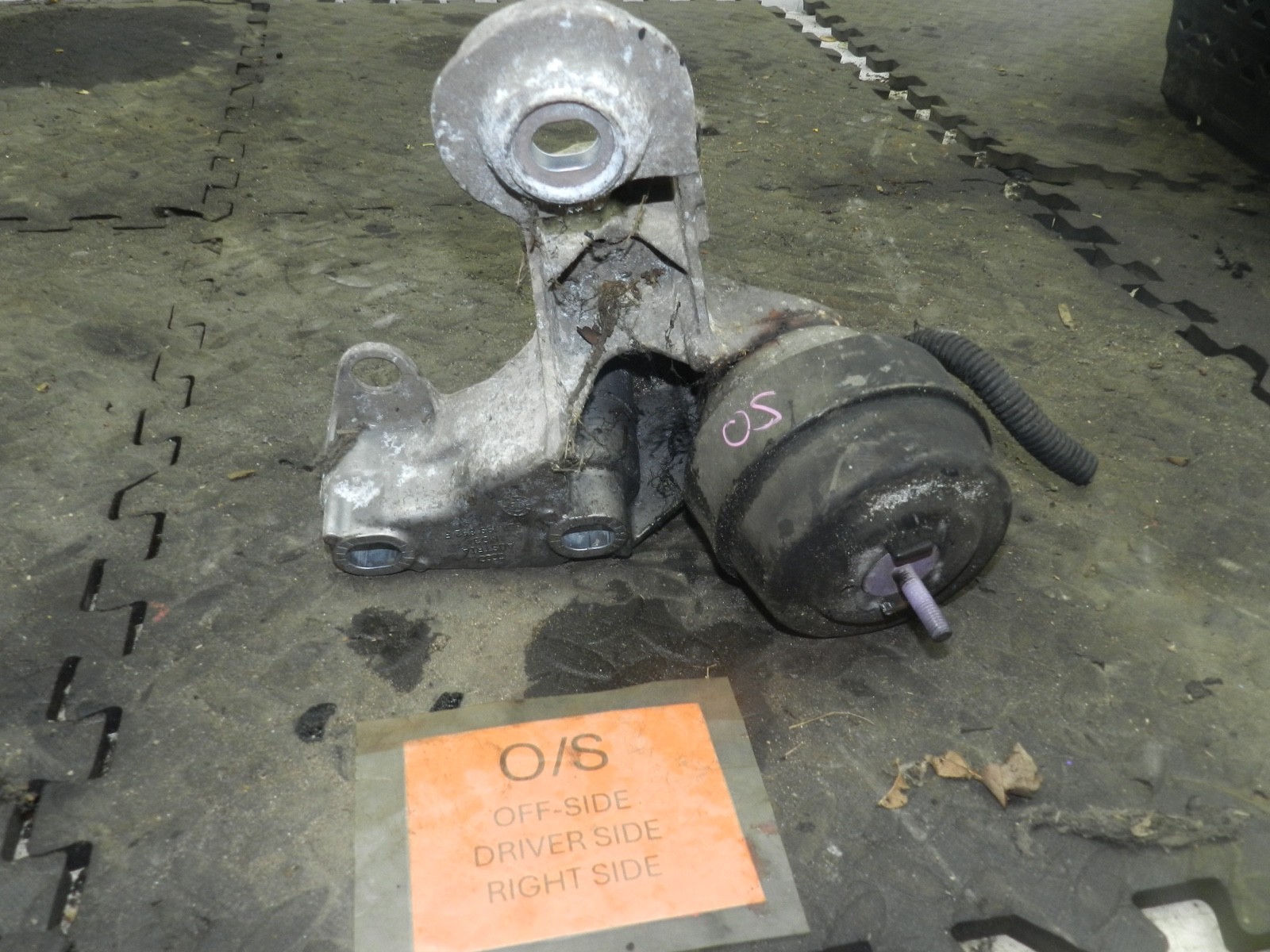 183. 2006 AUDI A4 CONVERTIBLE B7. DRIVER SIDE ENGINE MOUNT