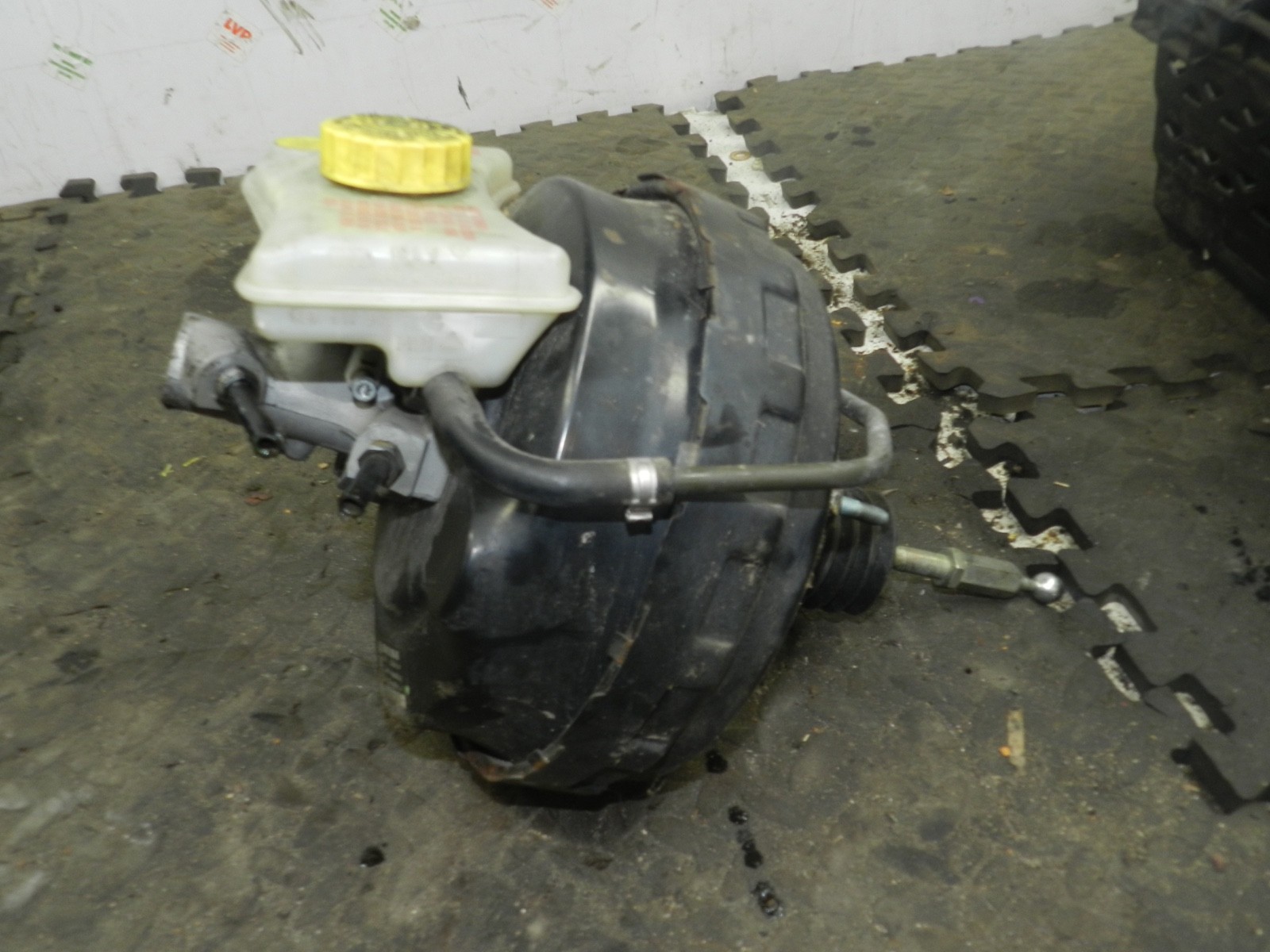 183. 2006 AUDI A4 CONVERTIBLE B7. BRAKE MASTER CYLINDER + SERVO