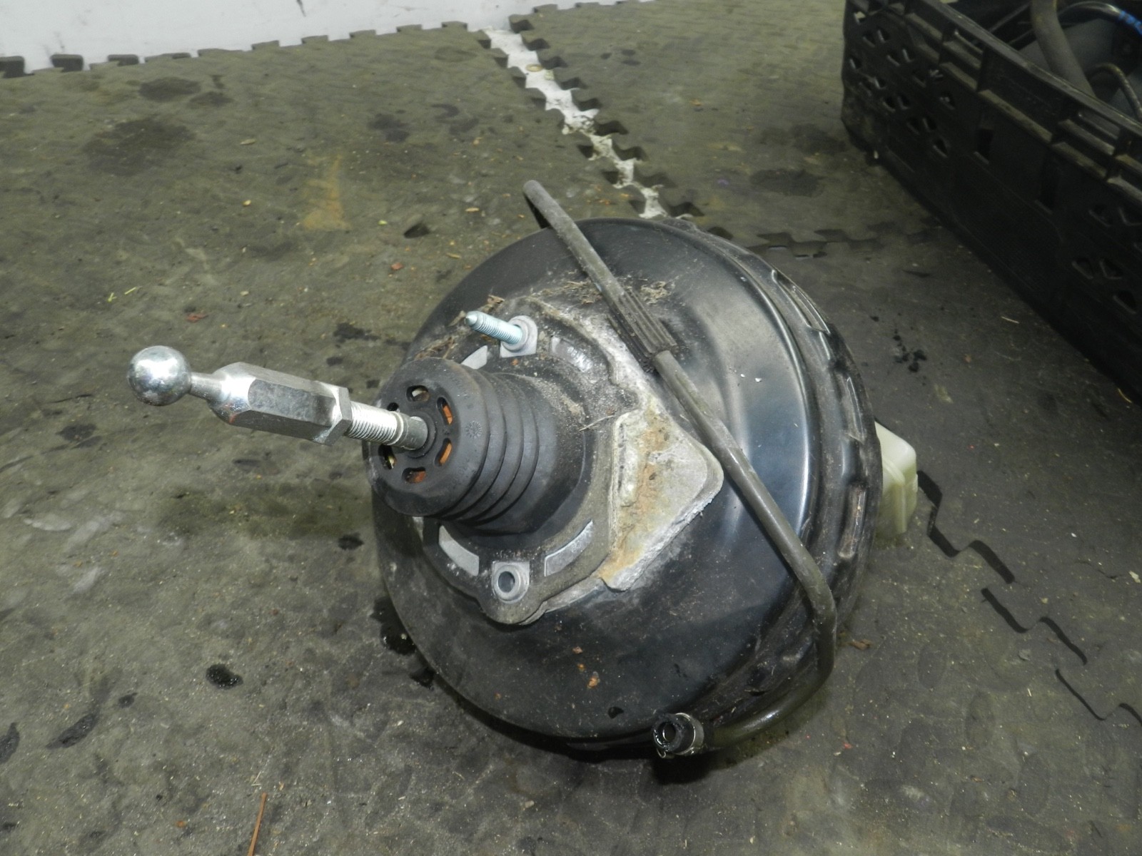 183. 2006 AUDI A4 CONVERTIBLE B7. BRAKE MASTER CYLINDER + SERVO - Image 2