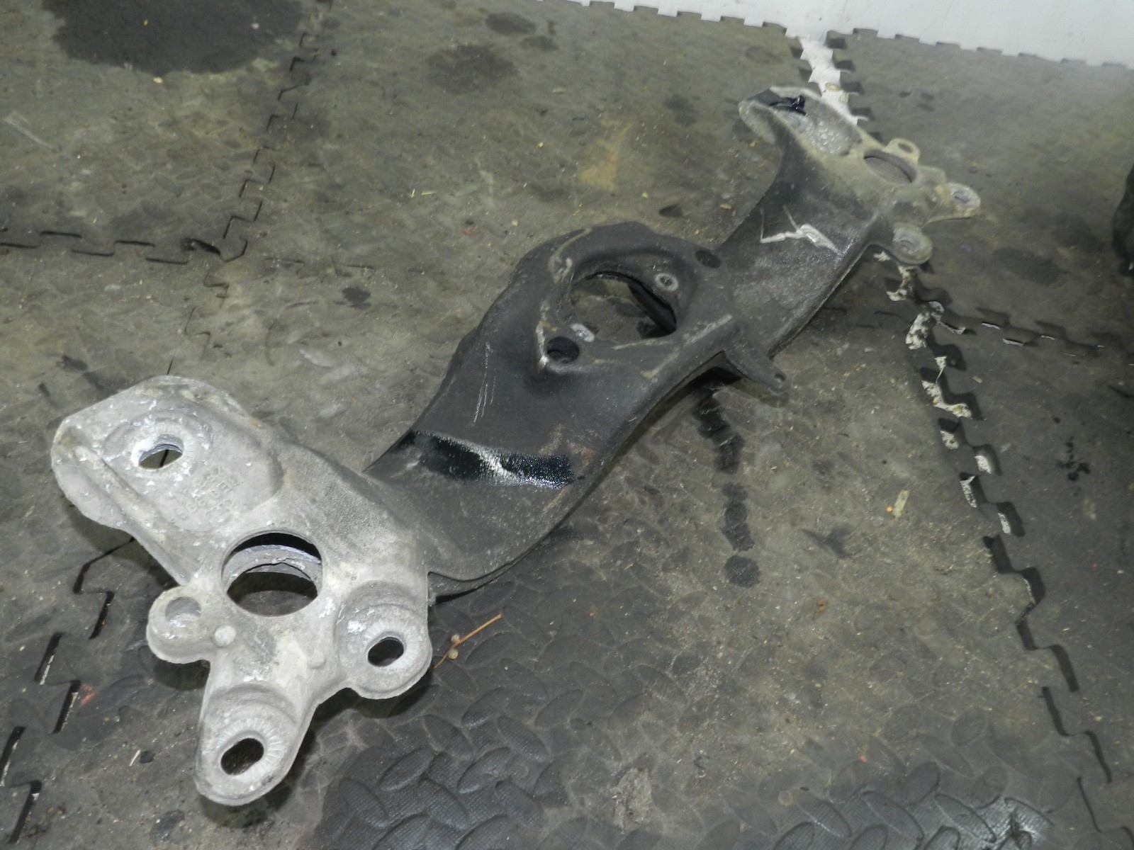 183. 2006 AUDI A4 CONVERTIBLE B7. GEARBOX MOUNT