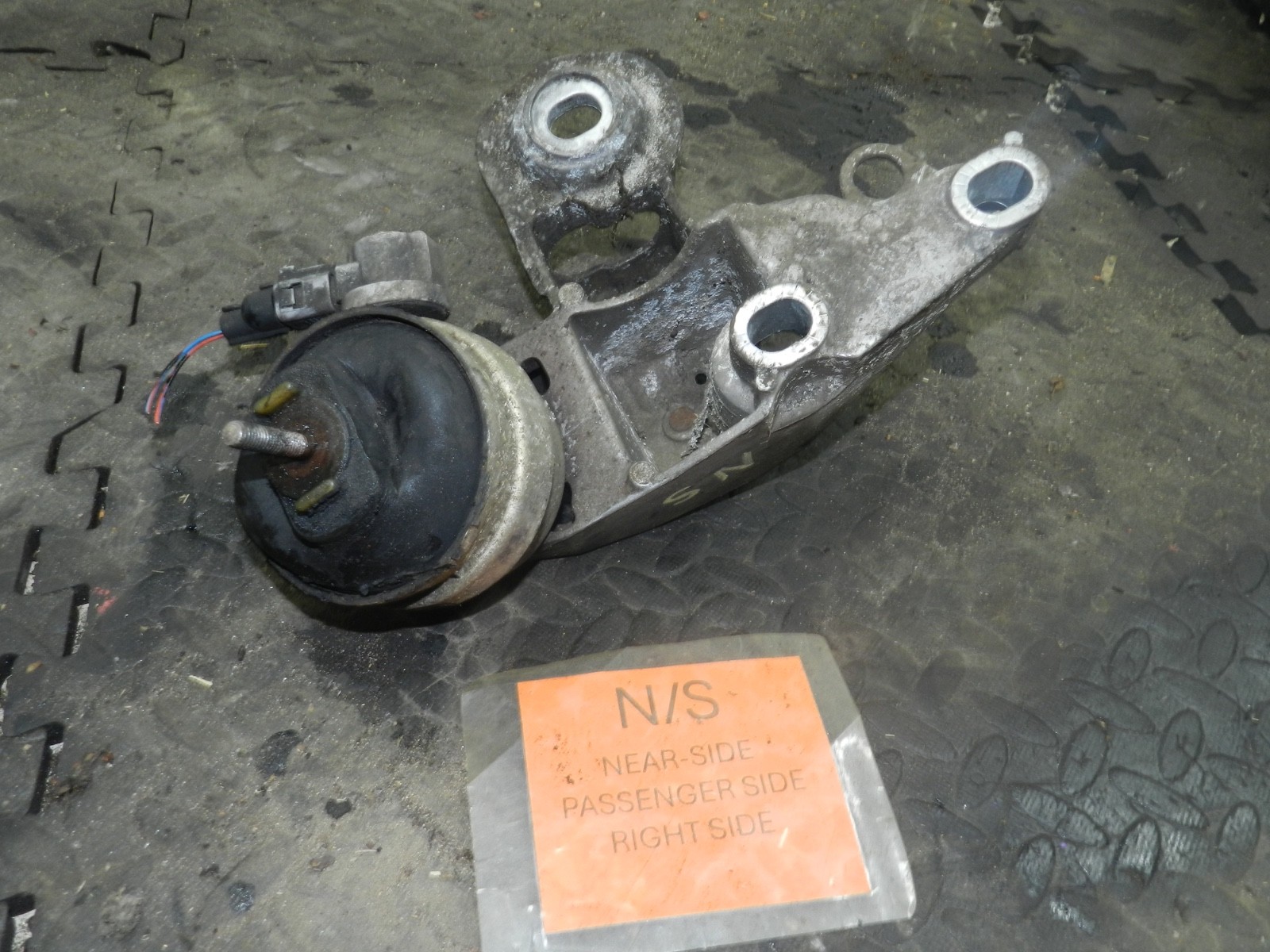 183. 2006 AUDI A4 CONVERTIBLE B7. PASSENGER SIDE ENGINE MOUNT