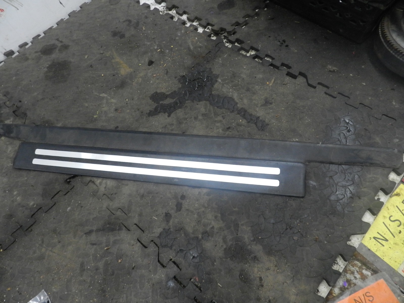 183. 2006 AUDI A4 CONVERTIBLE B7. PASSENGER SIDE SILL TRIM - Image 2