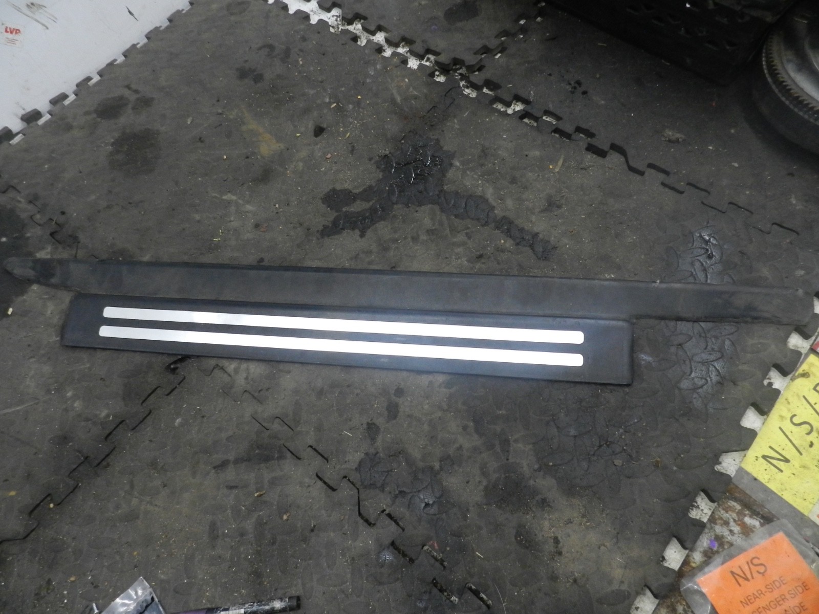 183. 2006 AUDI A4 CONVERTIBLE B7. PASSENGER SIDE SILL TRIM - Image 3