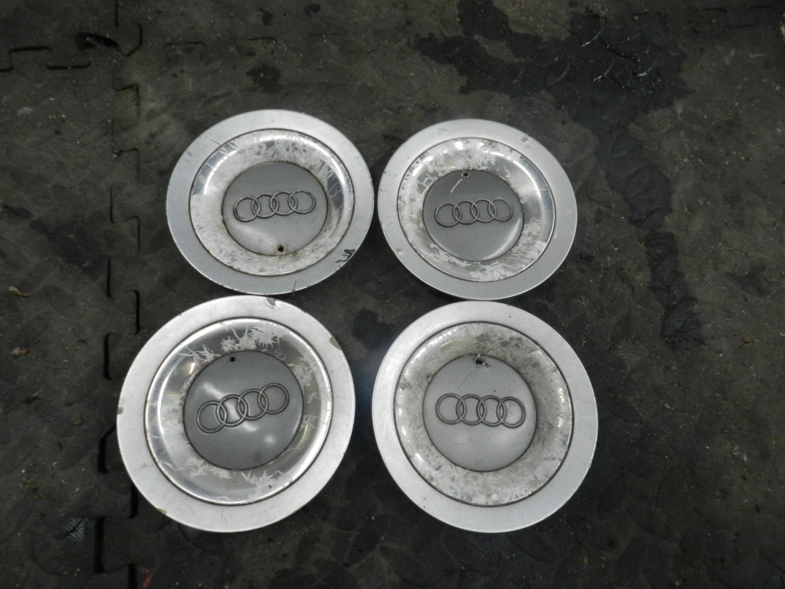 183. 2006 AUDI A4 CONVERTIBLE B7. ALLOY WHEEL CENTRE CAPS