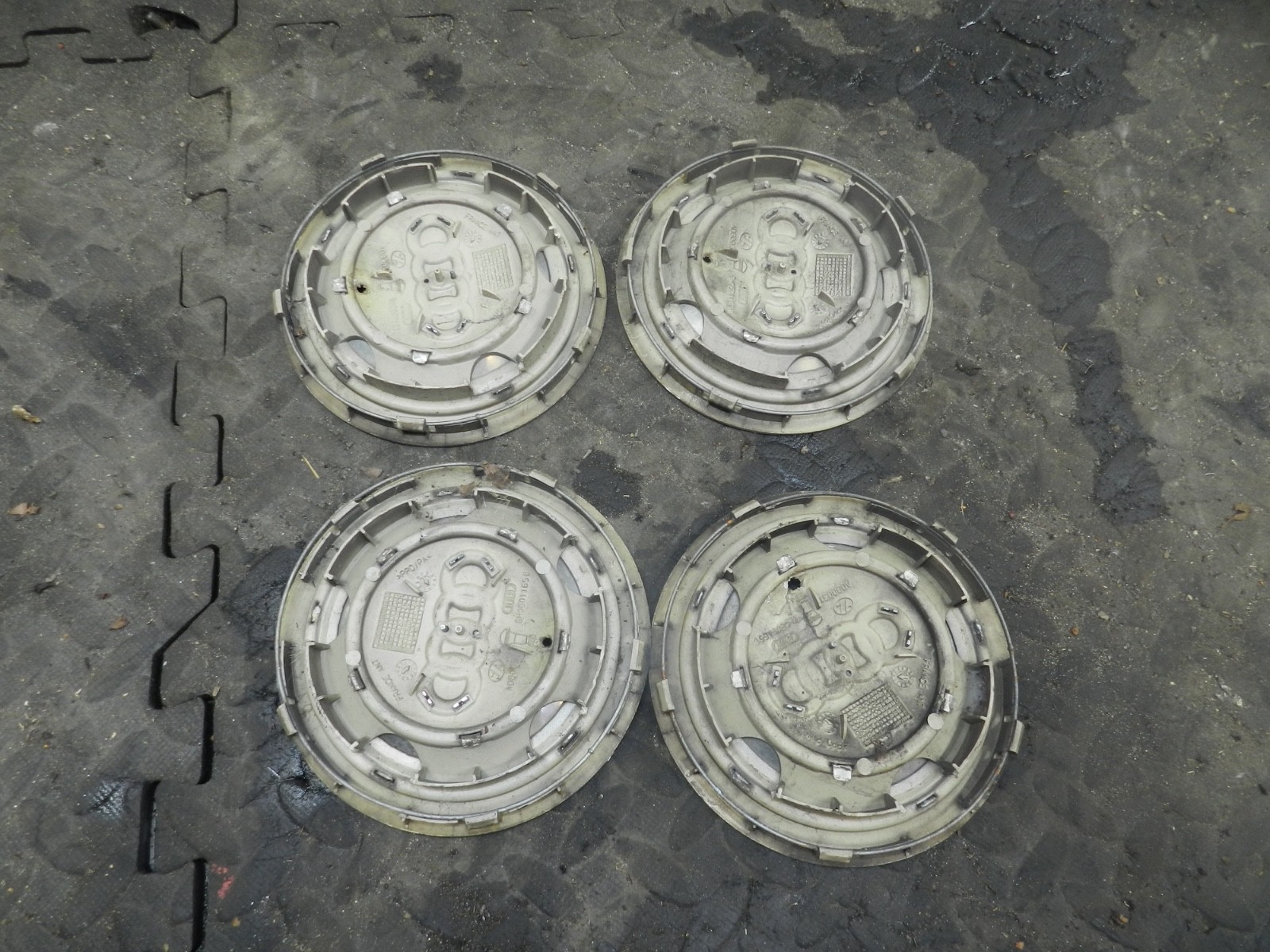 183. 2006 AUDI A4 CONVERTIBLE B7. ALLOY WHEEL CENTRE CAPS - Image 2