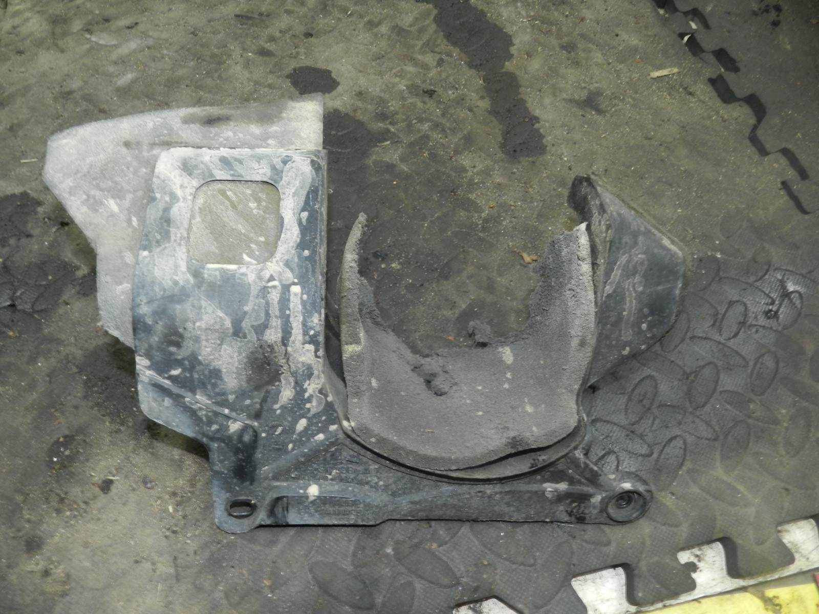 183. 2006 AUDI A4 CONVERTIBLE B7. UNDER TRAY FRAME