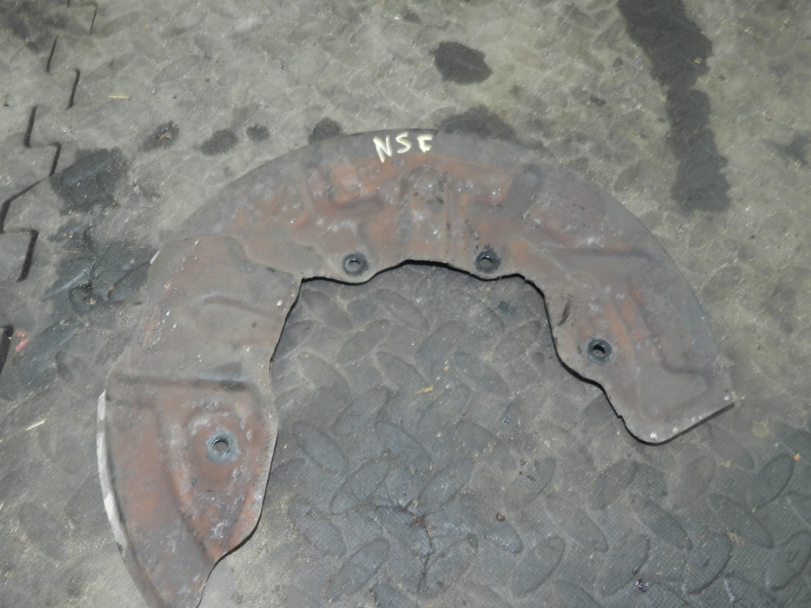 183. 2006 AUDI A4 CONVERTIBLE B7. PASSENGER SIDE FRONT BRAKE HEAT SHIELD - Image 2