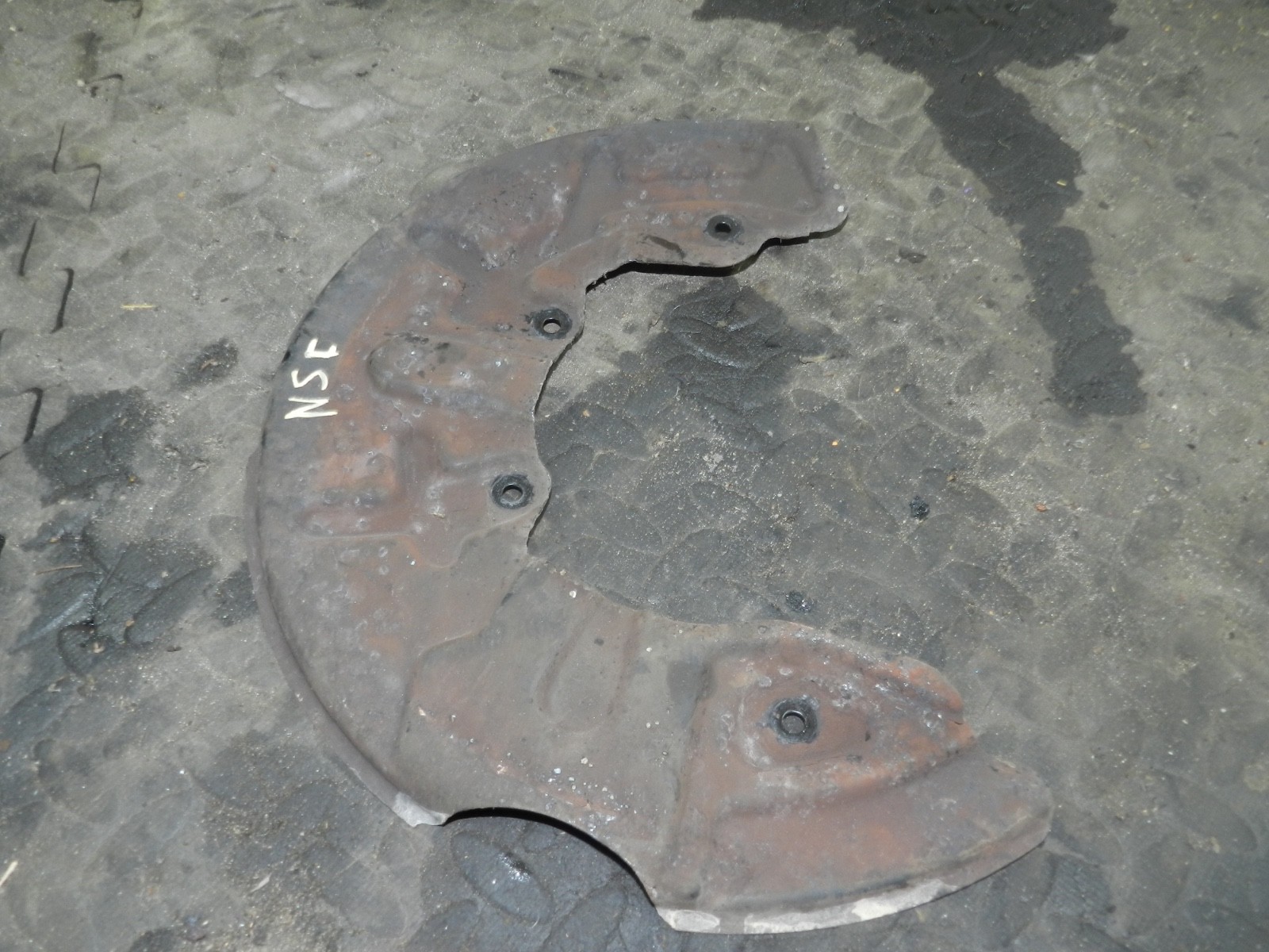 183. 2006 AUDI A4 CONVERTIBLE B7. PASSENGER SIDE FRONT BRAKE HEAT SHIELD - Image 3