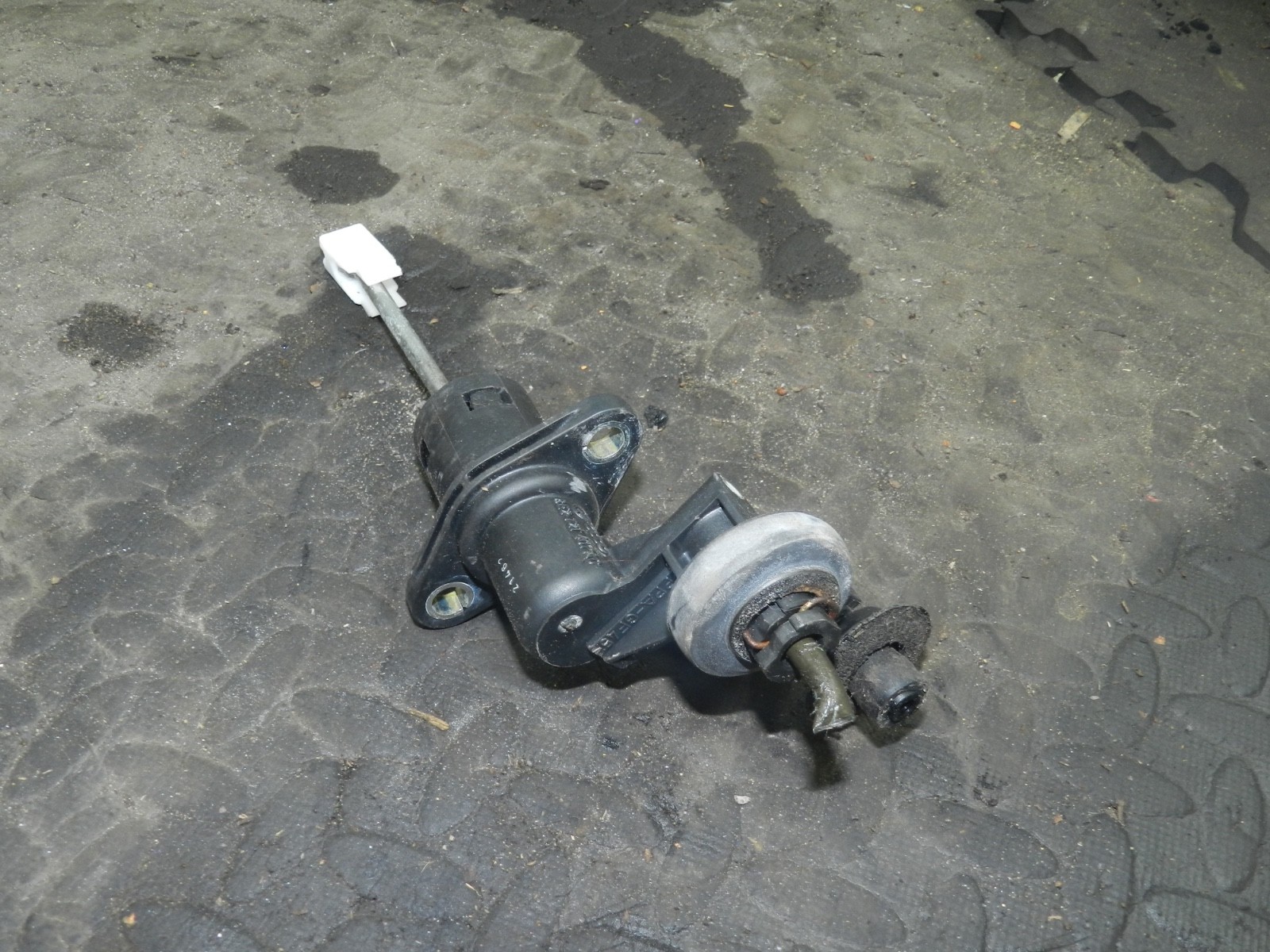 183. 2006 AUDI A4 CONVERTIBLE B7. CLUTCH MASTER CYLINDER