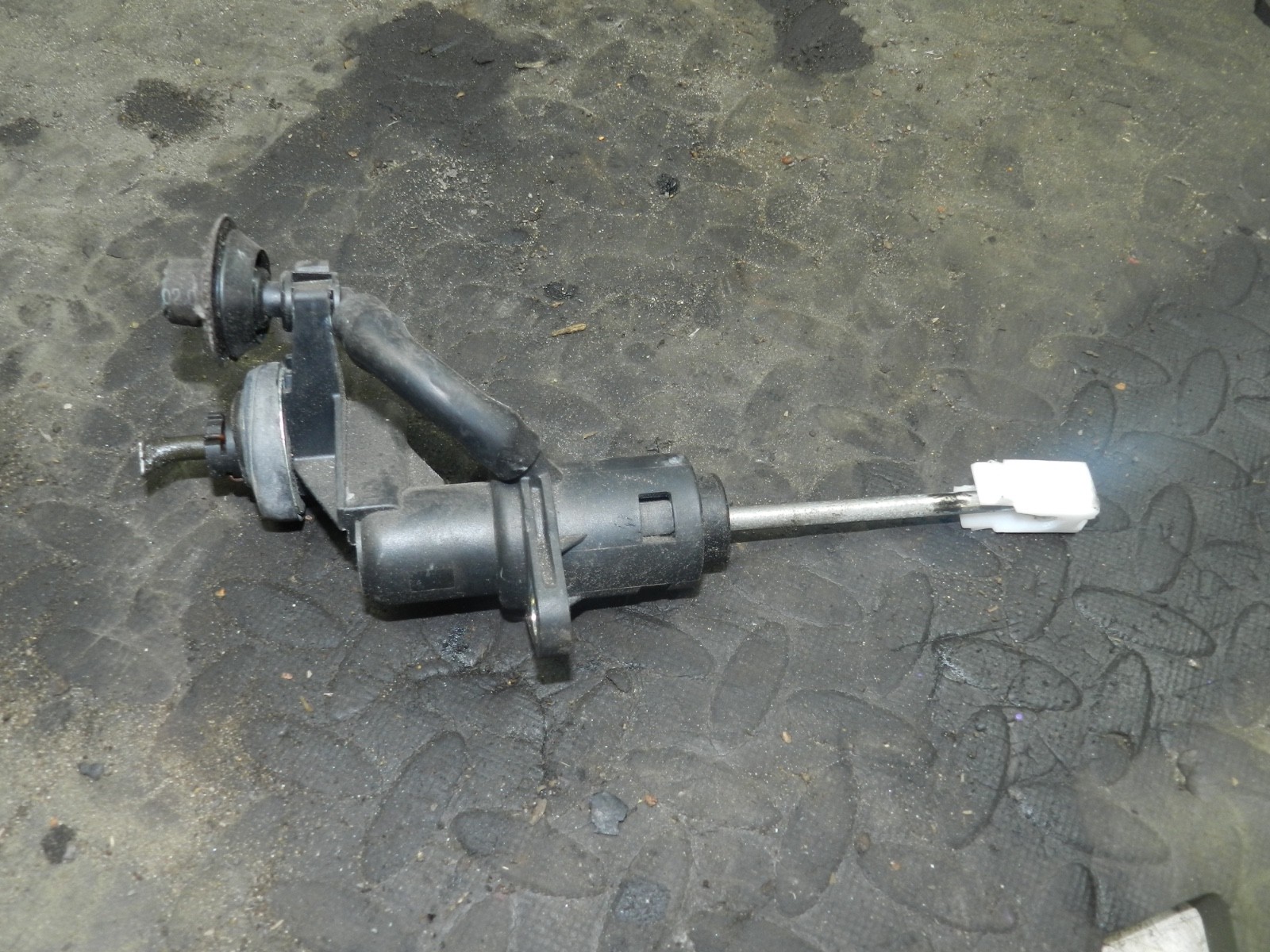 183. 2006 AUDI A4 CONVERTIBLE B7. CLUTCH MASTER CYLINDER - Image 2