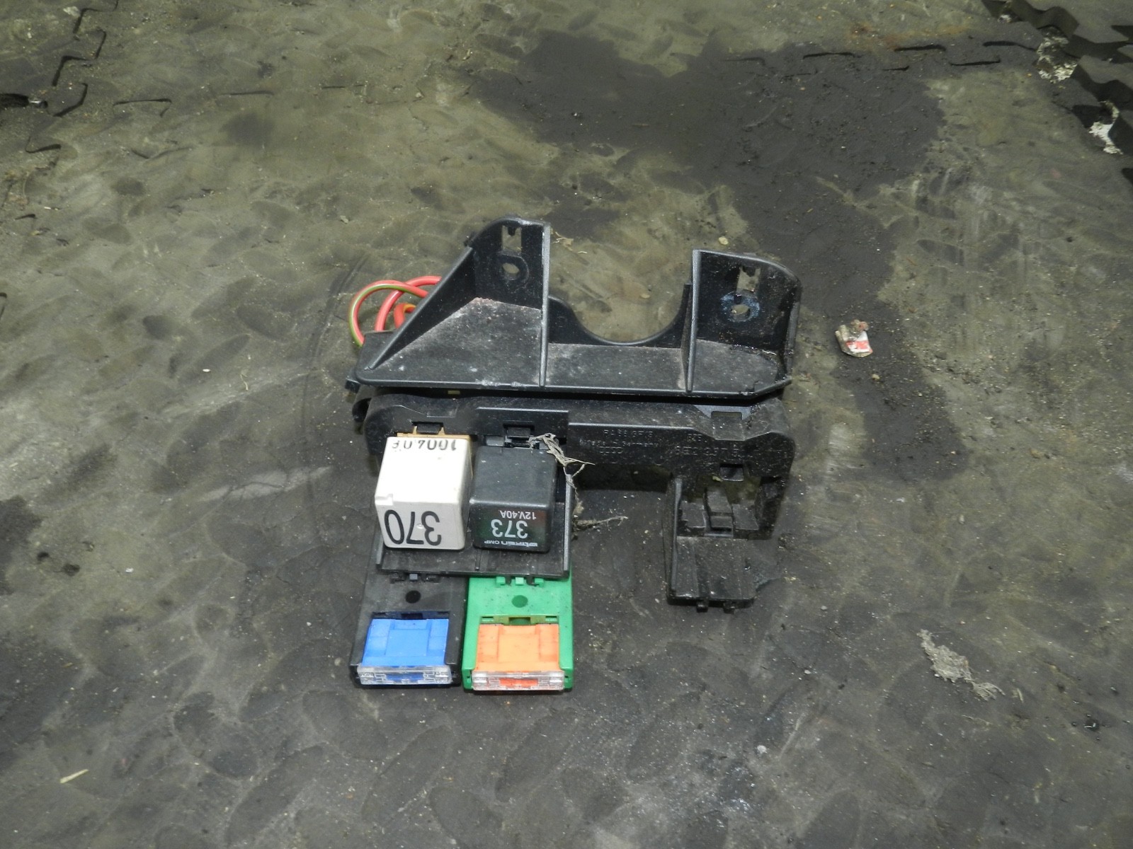 183. 2006 AUDI A4 CONVERTIBLE B7. FUSE BOX BOARD