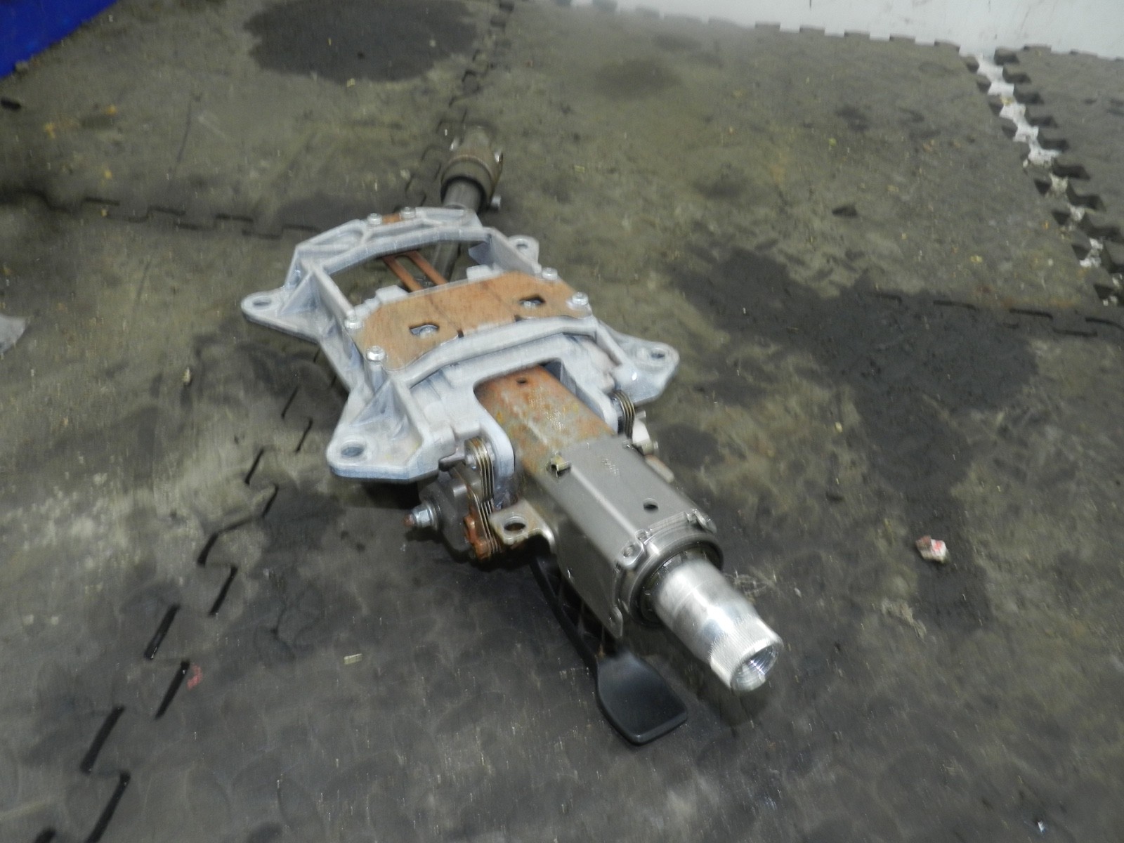 183. 2006 AUDI A4 CONVERTIBLE B7. STEERING COLUMN