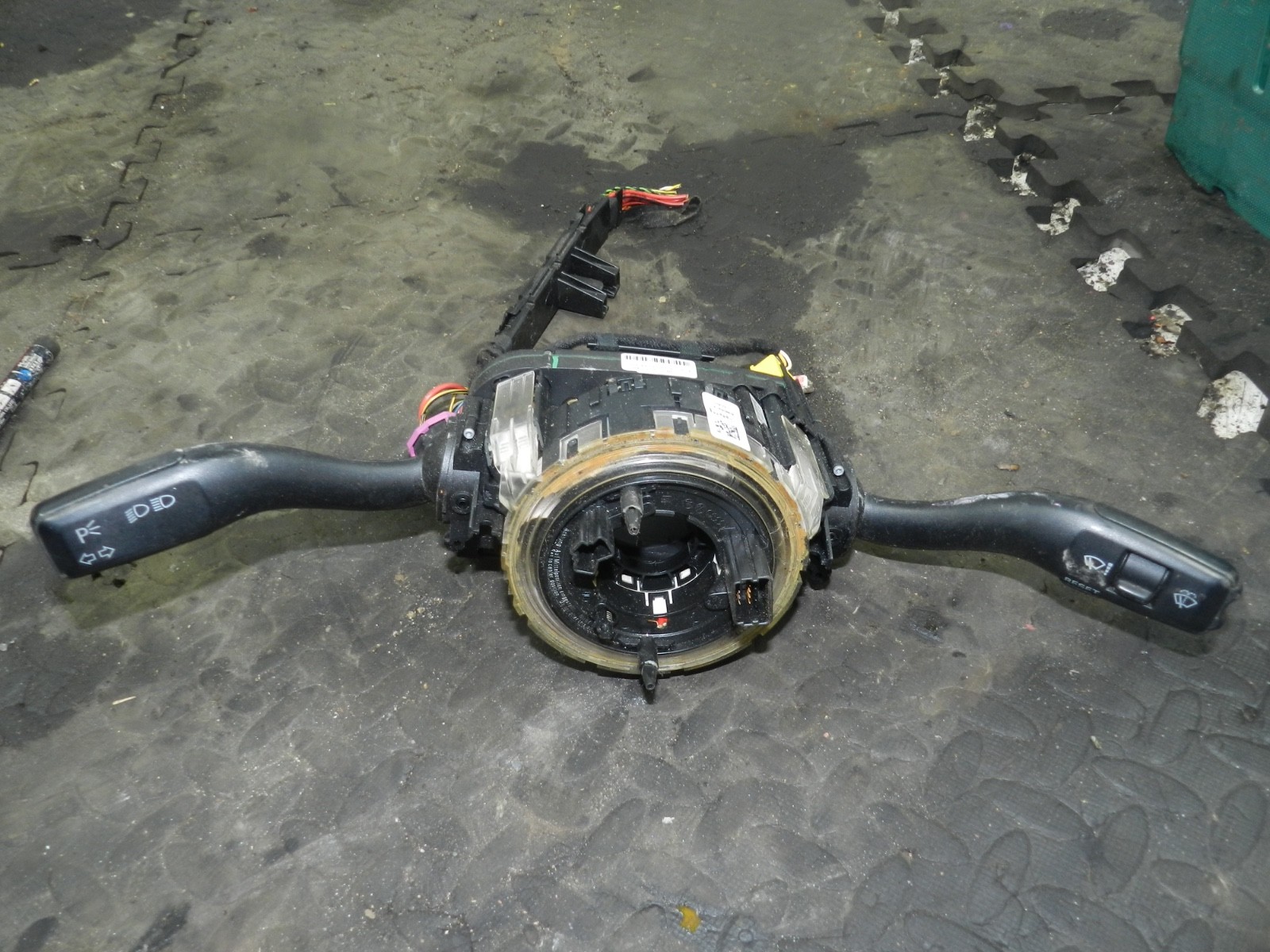 183. 2006 AUDI A4 CONVERTIBLE B7. STALKS SQUIB CLOCK RING - Image 2