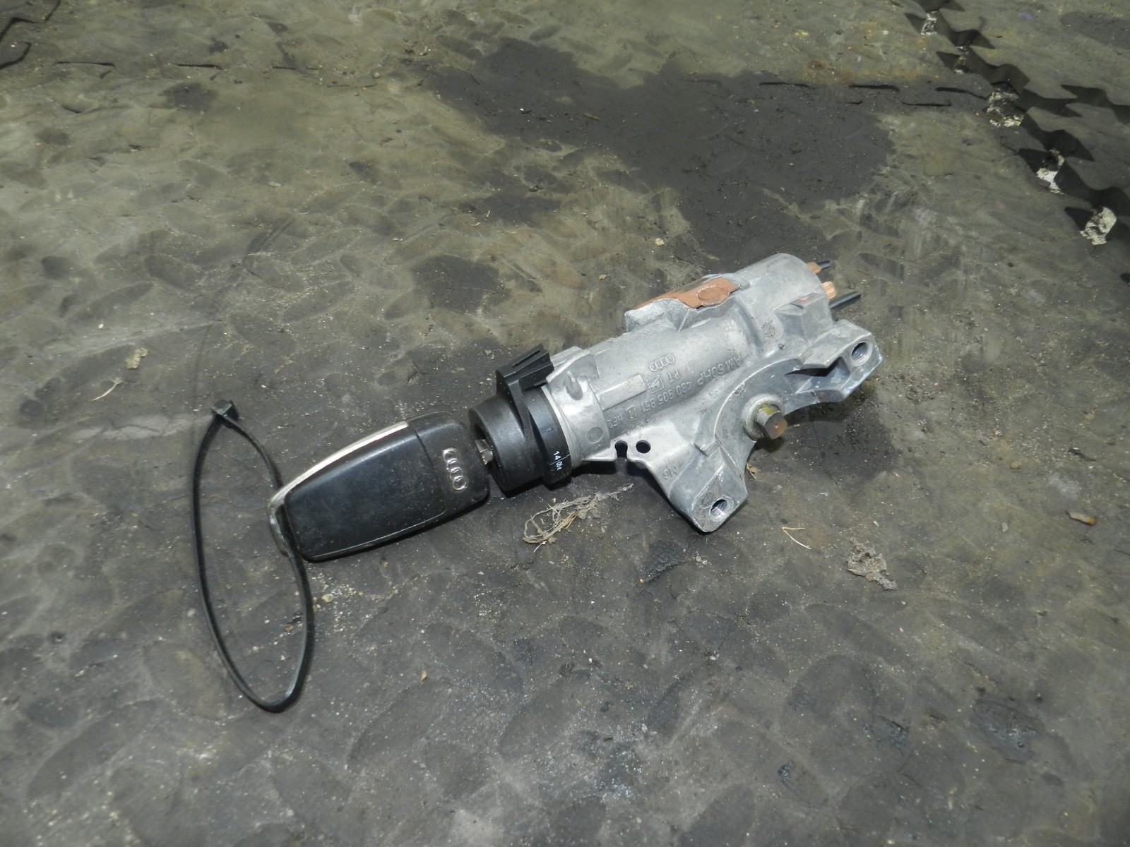 183. 2006 AUDI A4 CONVERTIBLE B7. IGNITION BARREL + KEY
