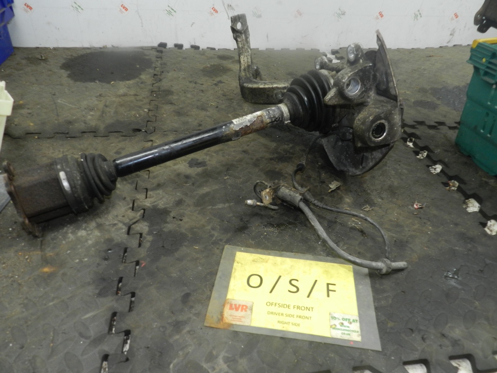 183. 2006 AUDI A4 CONVERTIBLE B7. DRIVER SIDE WHEEL HUB STUB AXLE + DRIVESHAFT