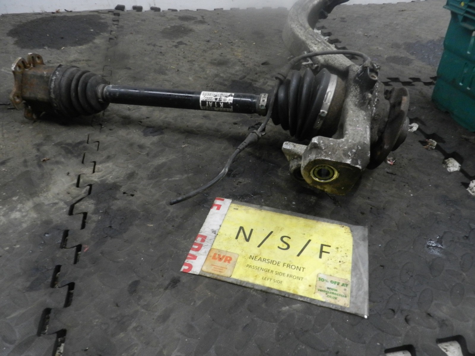 183. 2006 AUDI A4 CONVERTIBLE B7. PASSENGER WHEEL HUB STUB AXLE + DRIVESHAFT