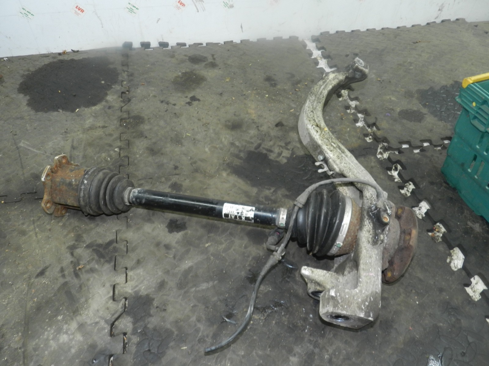 183. 2006 AUDI A4 CONVERTIBLE B7. PASSENGER WHEEL HUB STUB AXLE + DRIVESHAFT - Image 2
