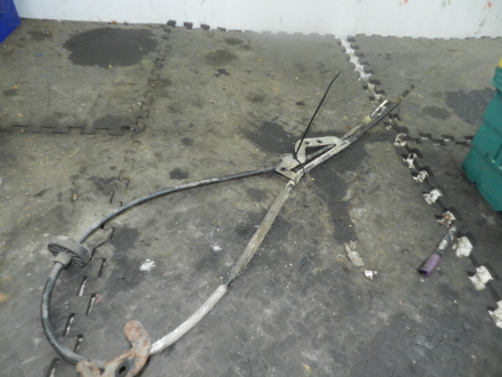 183. 2006 AUDI A4 CONVERTIBLE B7. HAND BRAKE CABLE