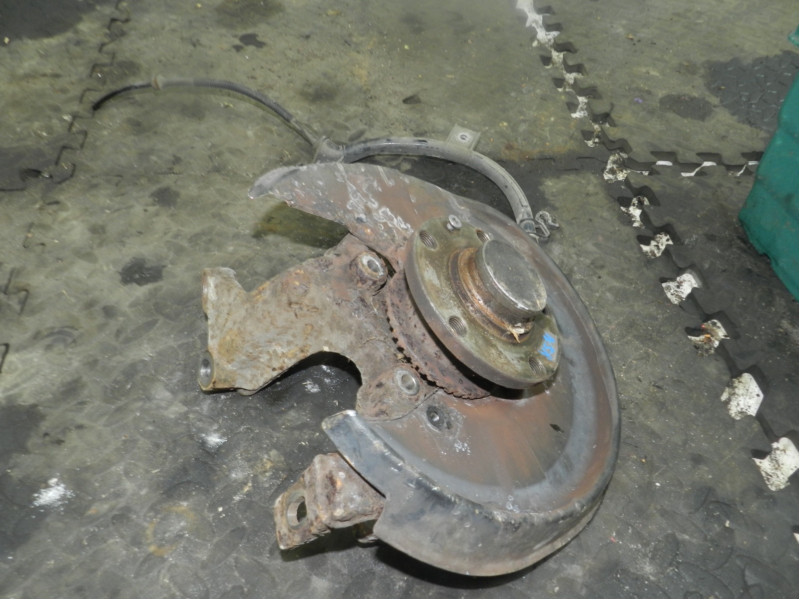 183. 2006 AUDI A4 CONVERTIBLE B7. PASSENGER SIDE REAR WHEEL HUB STUB AXLE - Image 2