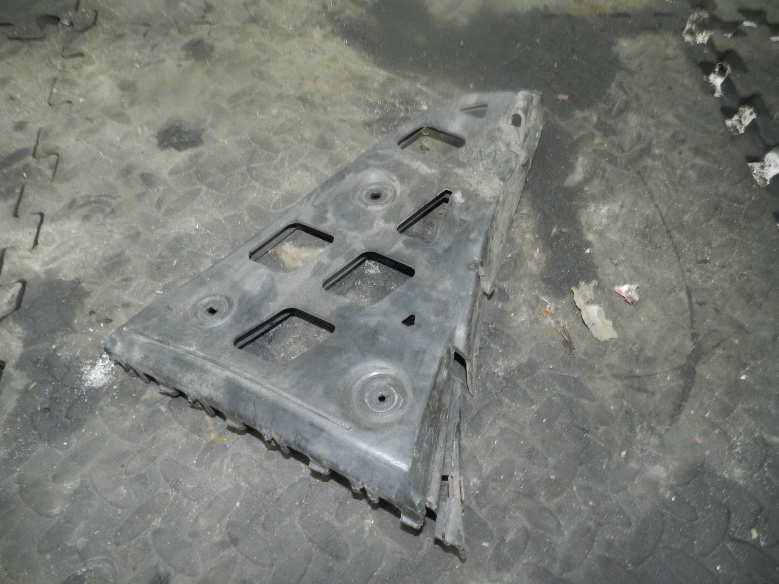 183. 2006 AUDI A4 CONVERTIBLE B7. REAR BUMPER MOUNT FRAME