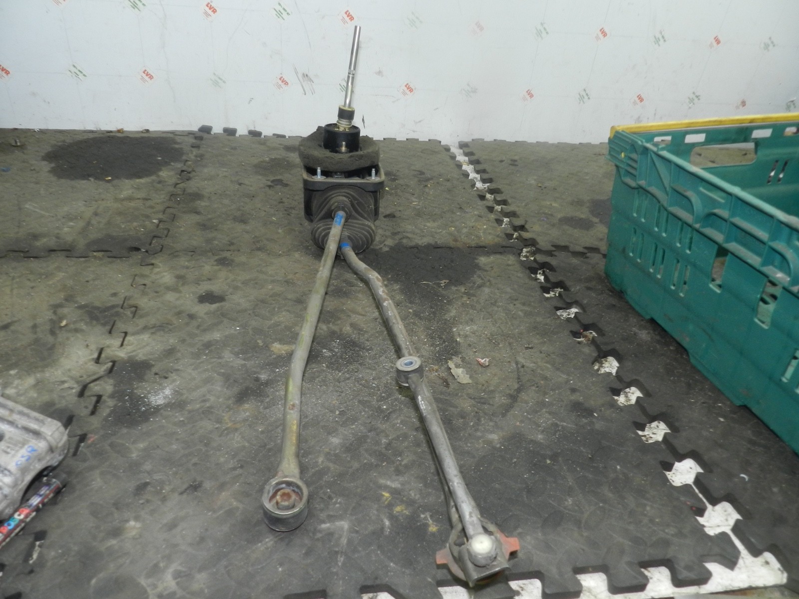 183. 2006 AUDI A4 CONVERTIBLE B7. GEAR SELECTOR + LINKAGE 6 SPEED